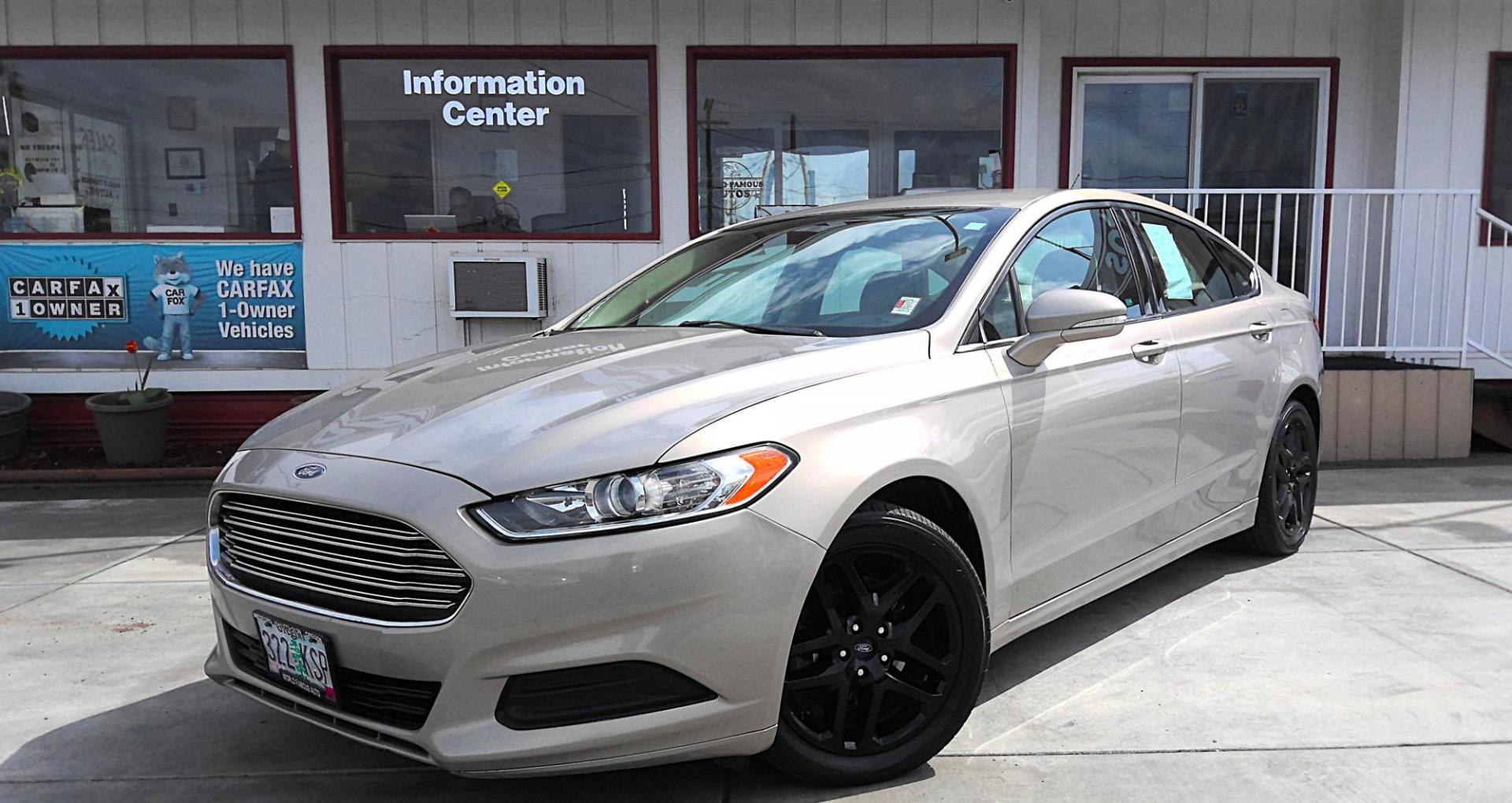 2015 GOLD Ford Fusion SE (3FA6P0H74FR) with an 2.5L L4 DOHC 16V engine, located at 502 S. Riverside Avenue, Medford, OR, 97501, (541) 773-3136, 42.322803, -122.867477 - Photo#1
