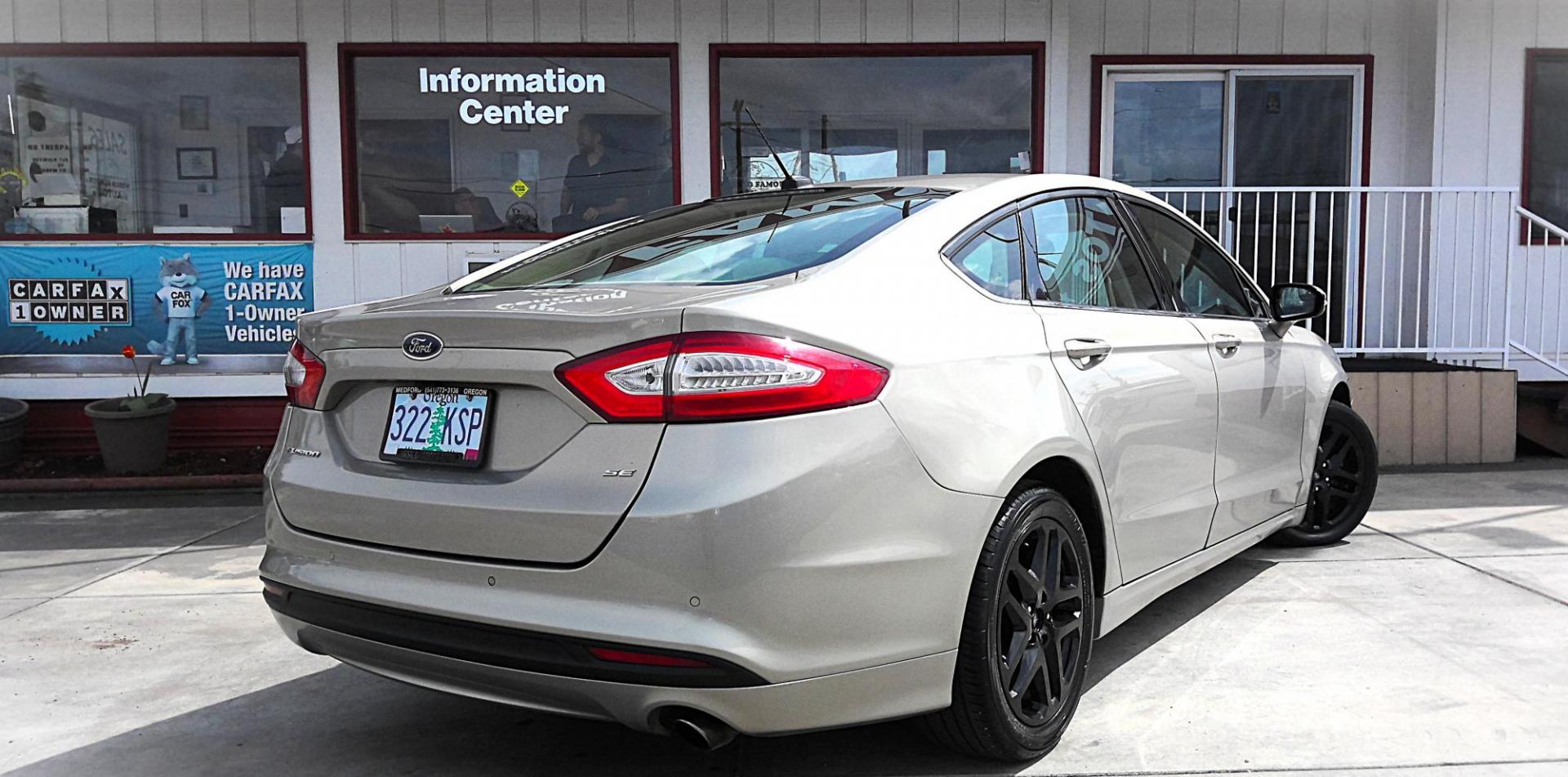 2015 GOLD Ford Fusion SE (3FA6P0H74FR) with an 2.5L L4 DOHC 16V engine, located at 502 S. Riverside Avenue, Medford, OR, 97501, (541) 773-3136, 42.322803, -122.867477 - Photo#2