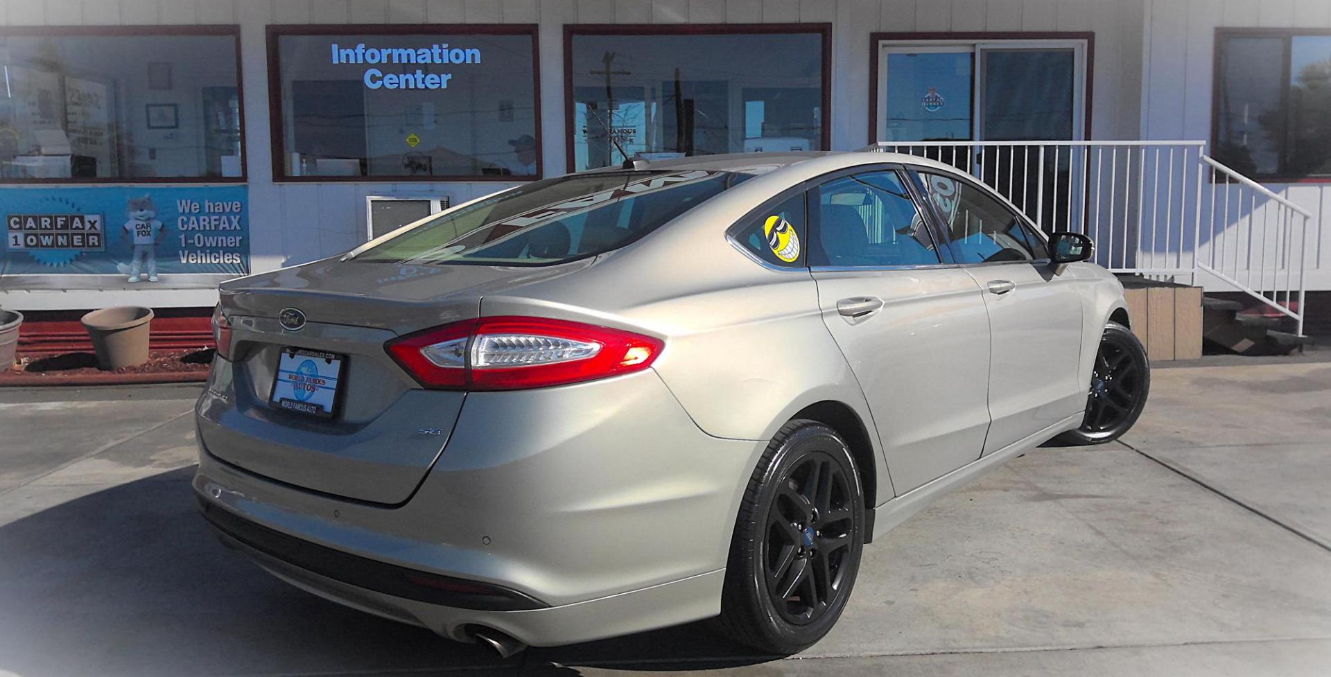 2015 GOLD Ford Fusion SE (3FA6P0H74FR) with an 2.5L L4 DOHC 16V engine, located at 502 S. Riverside Avenue, Medford, OR, 97501, (541) 773-3136, 42.322803, -122.867477 - Photo#2