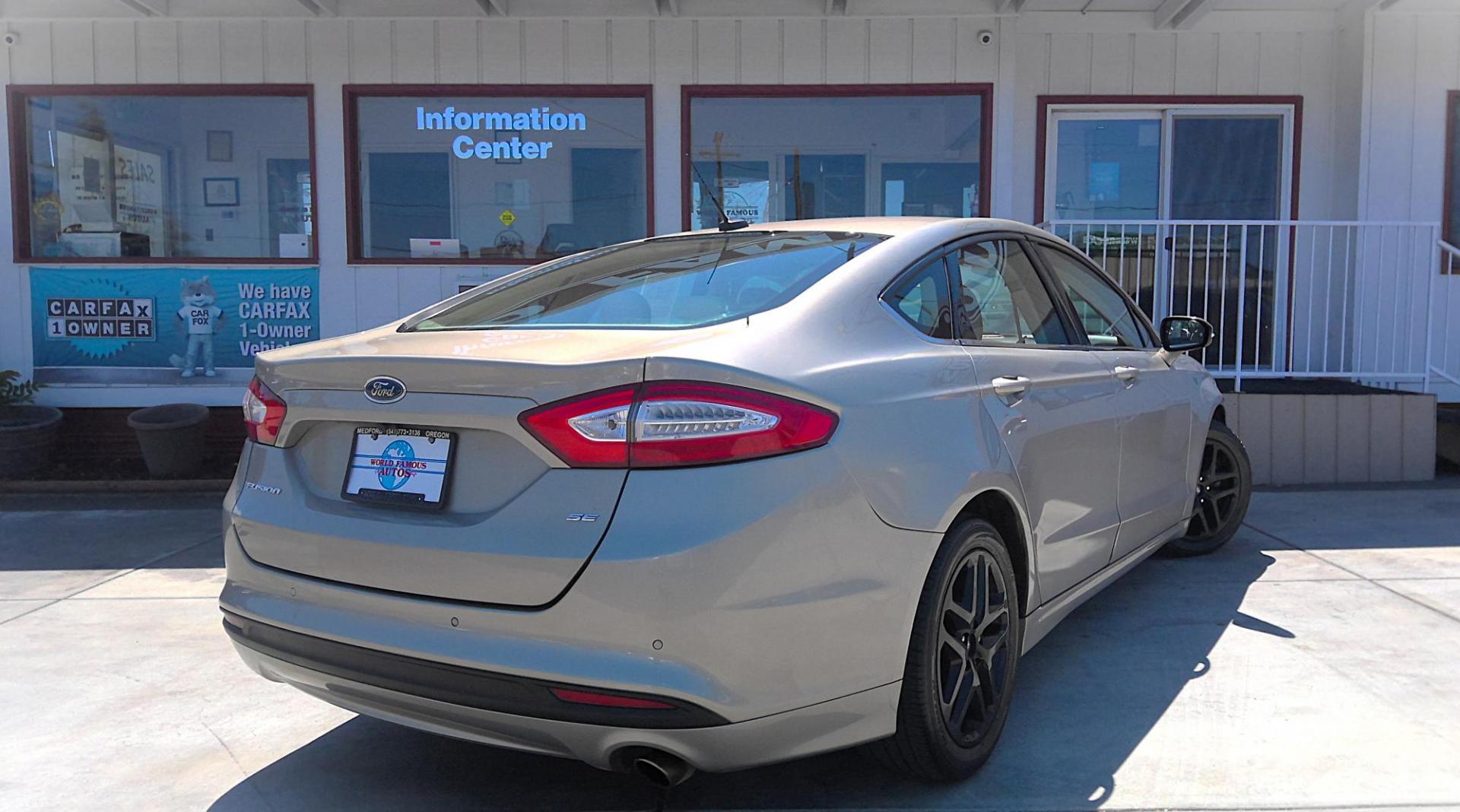 2015 GOLD Ford Fusion SE (3FA6P0H74FR) with an 2.5L L4 DOHC 16V engine, located at 502 S. Riverside Avenue, Medford, OR, 97501, (541) 773-3136, 42.322803, -122.867477 - Photo#2
