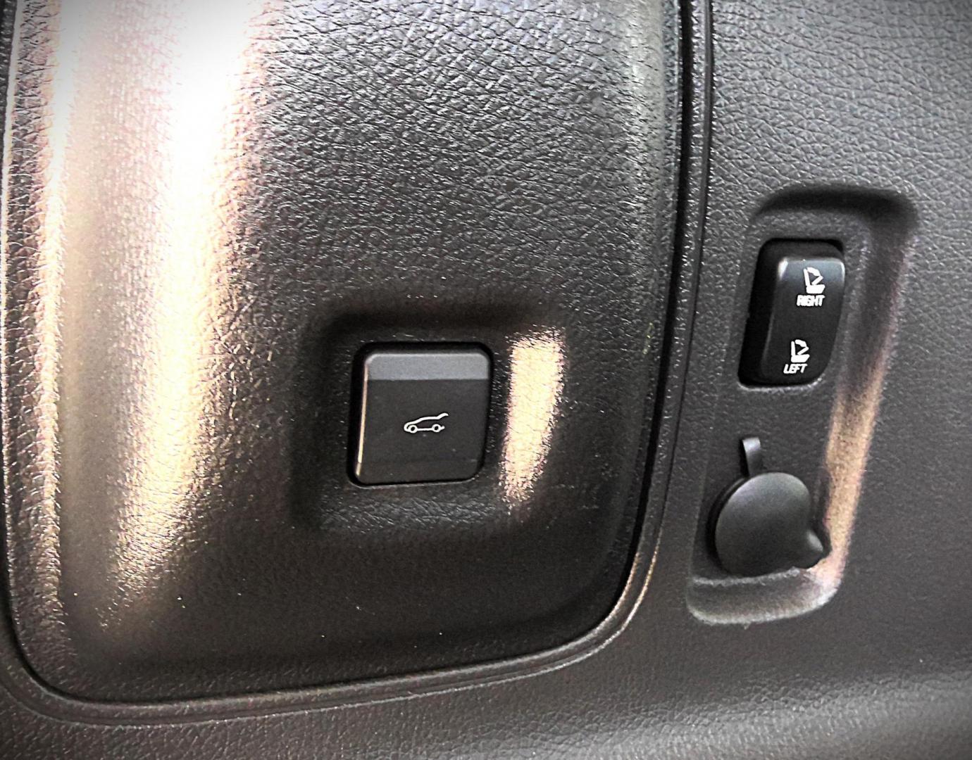 2008 GRAY Ford Edge SEL FWD (2FMDK38C88B) with an 3.5L V6 DOHC 24V engine, 6-Speed Automatic Overdrive transmission, located at 502 S. Riverside Avenue, Medford, OR, 97501, (541) 773-3136, 42.322803, -122.867477 - Photo#5