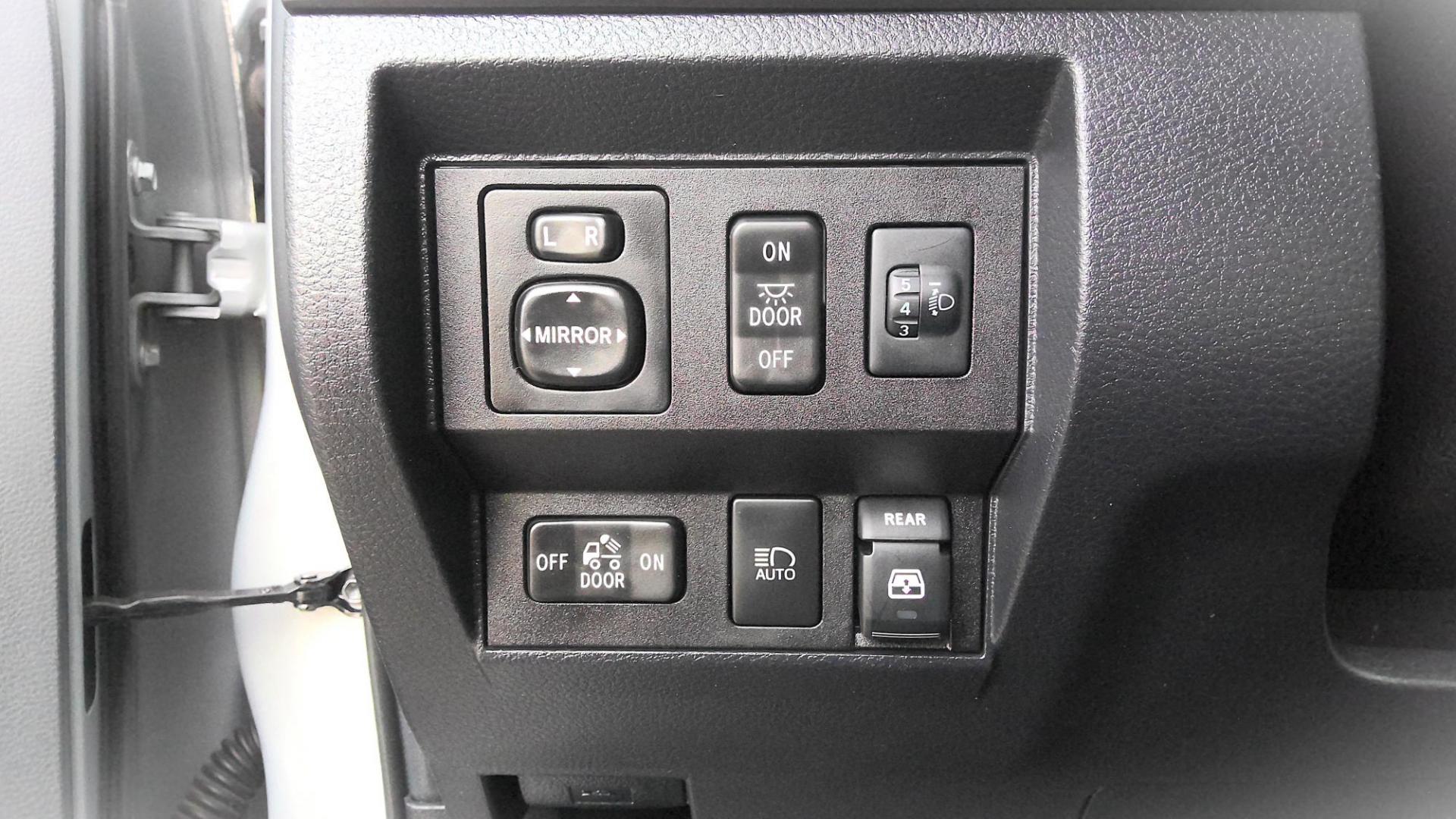 2018 GRAY Toyota Tundra SR5 4.6L V8 CrewMax 4WD (5TFDM5F13JX) with an 4.6L V8 DOHC 32V engine, 6A transmission, located at 502 S. Riverside Avenue, Medford, OR, 97501, (541) 773-3136, 42.322803, -122.867477 - Photo#9