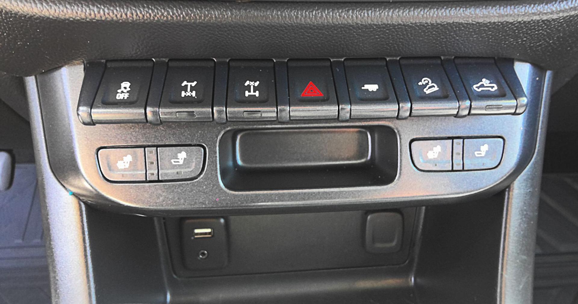 2018 WHITE Chevrolet Colorado ZR2 Crew Cab 4WD Short Box (1GCGTEEN0J1) with an 3.6L V6 DOHC 24V GAS engine, 6A transmission, located at 502 S. Riverside Avenue, Medford, OR, 97501, (541) 773-3136, 42.322803, -122.867477 - Photo#11
