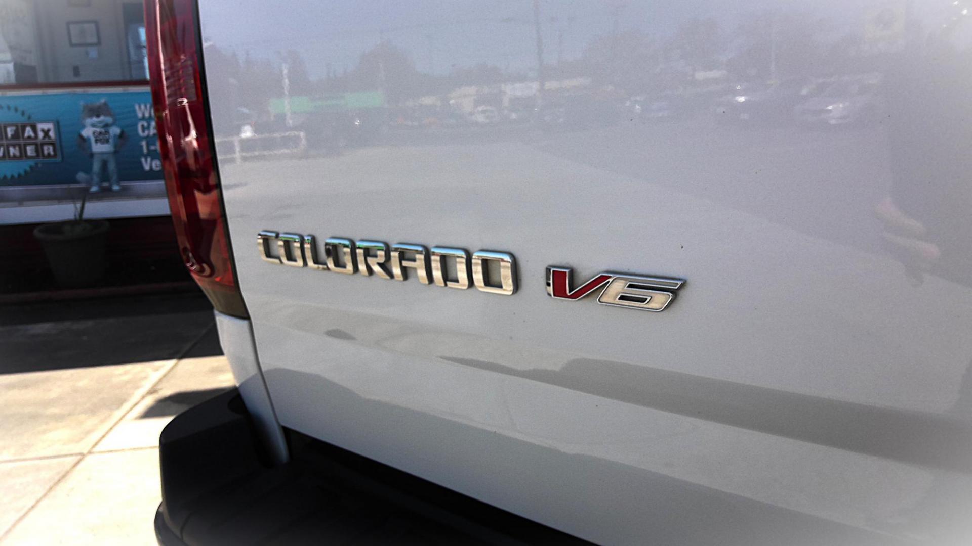 2018 WHITE Chevrolet Colorado ZR2 Crew Cab 4WD Short Box (1GCGTEEN0J1) with an 3.6L V6 DOHC 24V GAS engine, 6A transmission, located at 502 S. Riverside Avenue, Medford, OR, 97501, (541) 773-3136, 42.322803, -122.867477 - Photo#4