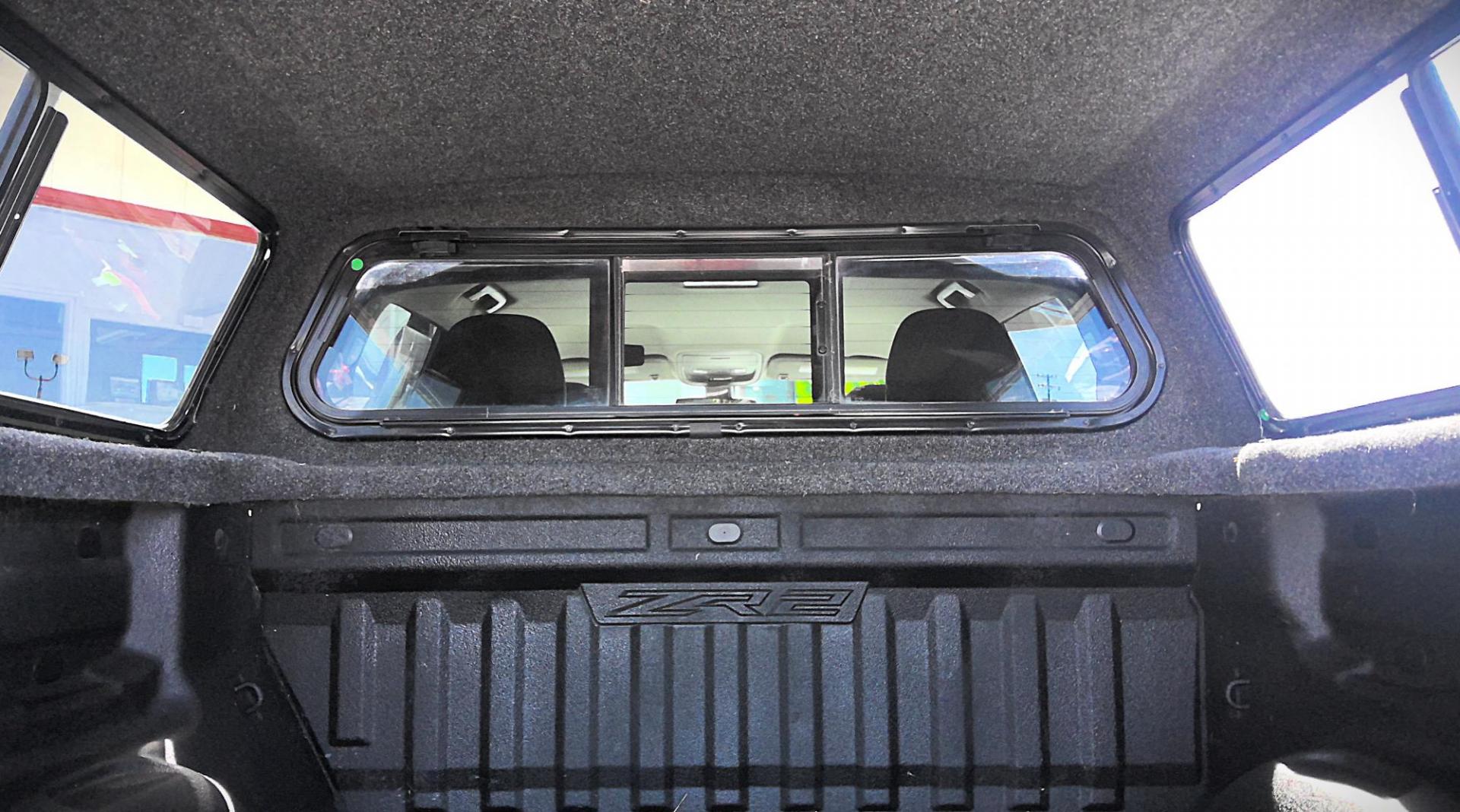 2018 WHITE Chevrolet Colorado ZR2 Crew Cab 4WD Short Box (1GCGTEEN0J1) with an 3.6L V6 DOHC 24V GAS engine, 6A transmission, located at 502 S. Riverside Avenue, Medford, OR, 97501, (541) 773-3136, 42.322803, -122.867477 - Photo#5
