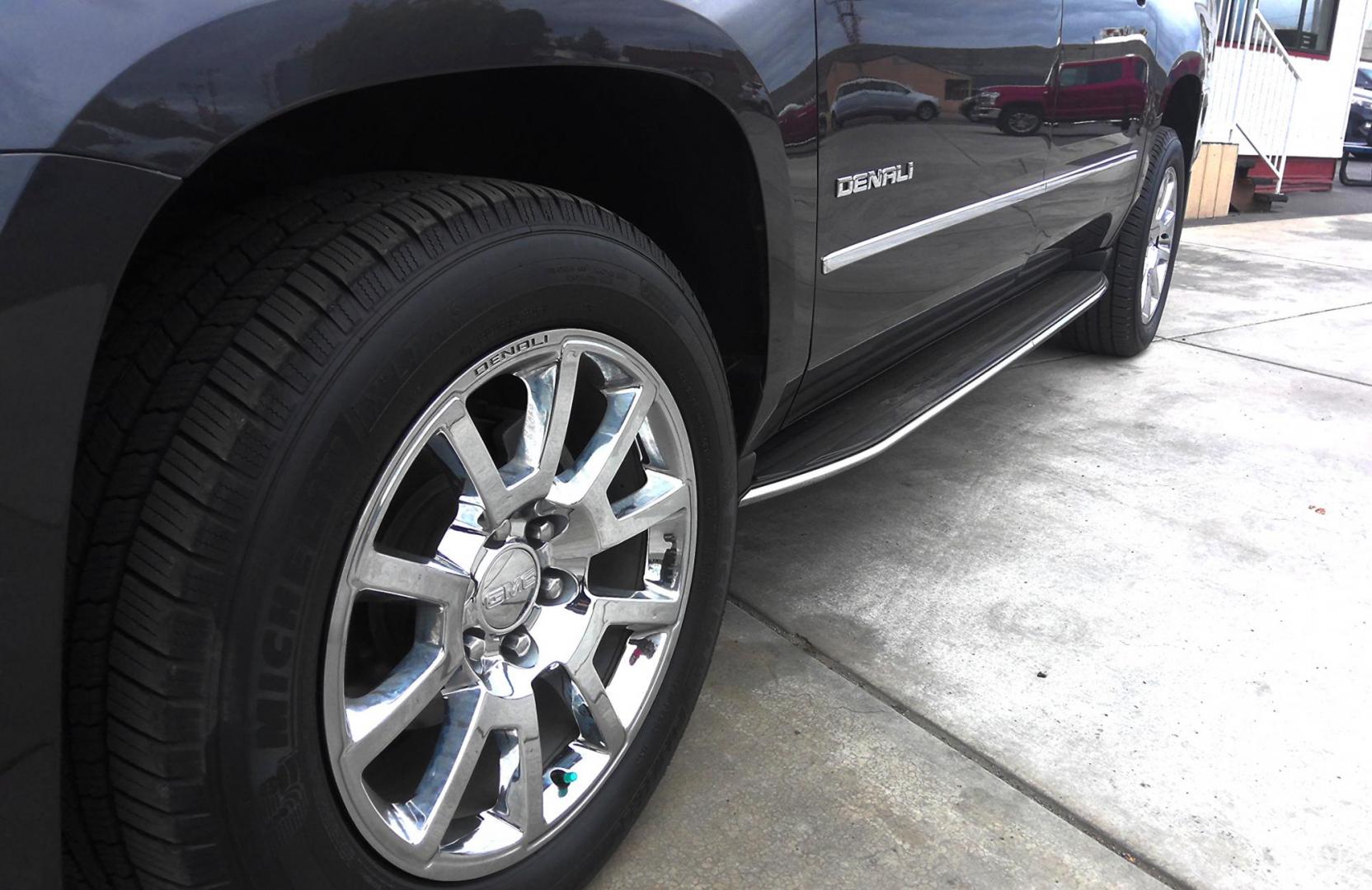 2017 GRAY GMC Yukon XL Denali 4WD (1GKS2HKJ5HR) with an 6.2L V8 OHV 16V engine, 6A transmission, located at 502 S. Riverside Avenue, Medford, OR, 97501, (541) 773-3136, 42.322803, -122.867477 - Photo#2