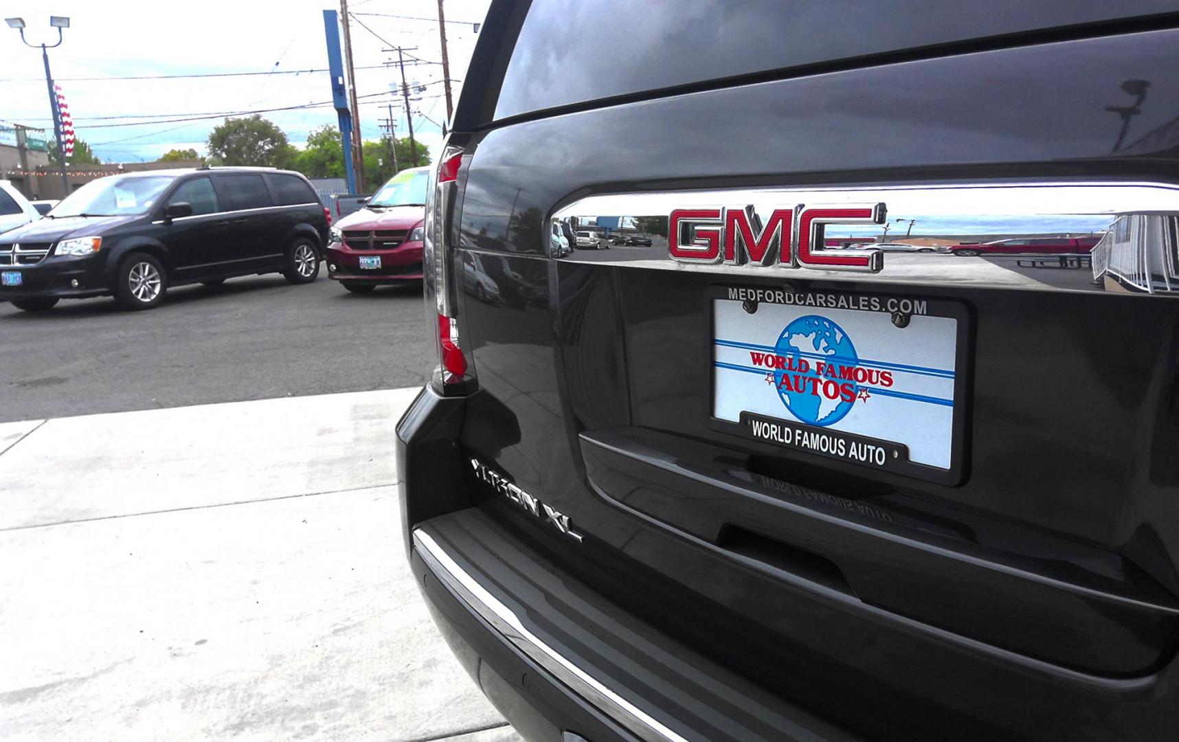 2017 GRAY GMC Yukon XL Denali 4WD (1GKS2HKJ5HR) with an 6.2L V8 OHV 16V engine, 6A transmission, located at 502 S. Riverside Avenue, Medford, OR, 97501, (541) 773-3136, 42.322803, -122.867477 - Photo#3