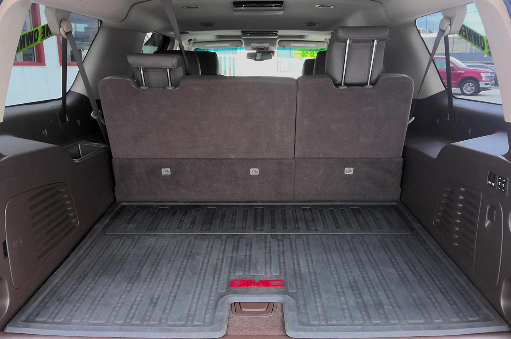 2017 GRAY GMC Yukon XL Denali 4WD (1GKS2HKJ5HR) with an 6.2L V8 OHV 16V engine, 6A transmission, located at 502 S. Riverside Avenue, Medford, OR, 97501, (541) 773-3136, 42.322803, -122.867477 - Photo#4