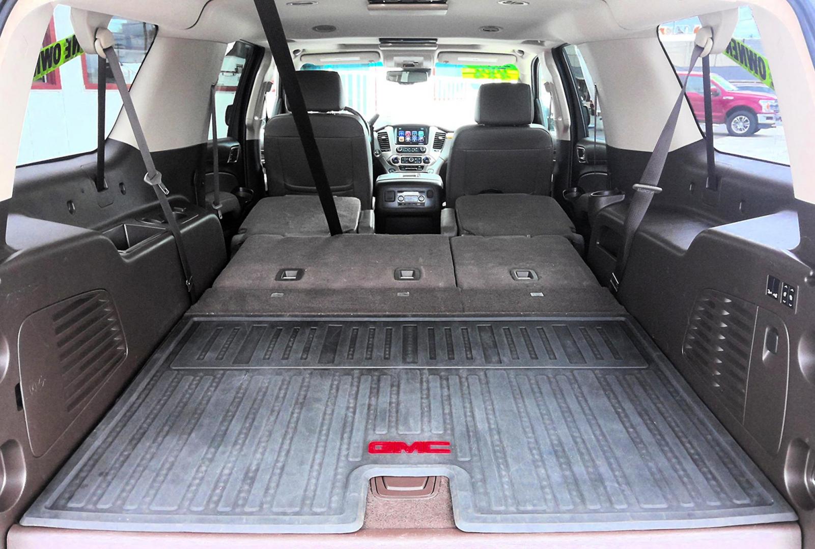 2017 GRAY GMC Yukon XL Denali 4WD (1GKS2HKJ5HR) with an 6.2L V8 OHV 16V engine, 6A transmission, located at 502 S. Riverside Avenue, Medford, OR, 97501, (541) 773-3136, 42.322803, -122.867477 - Photo#5