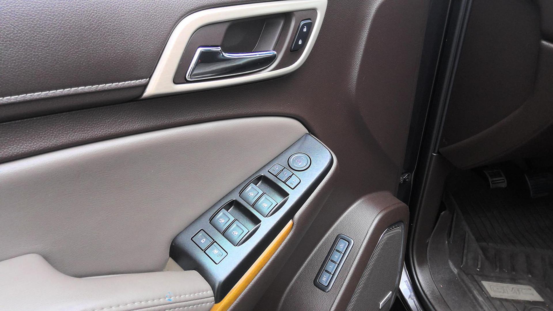 2017 GRAY GMC Yukon XL Denali 4WD (1GKS2HKJ5HR) with an 6.2L V8 OHV 16V engine, 6A transmission, located at 502 S. Riverside Avenue, Medford, OR, 97501, (541) 773-3136, 42.322803, -122.867477 - Photo#17