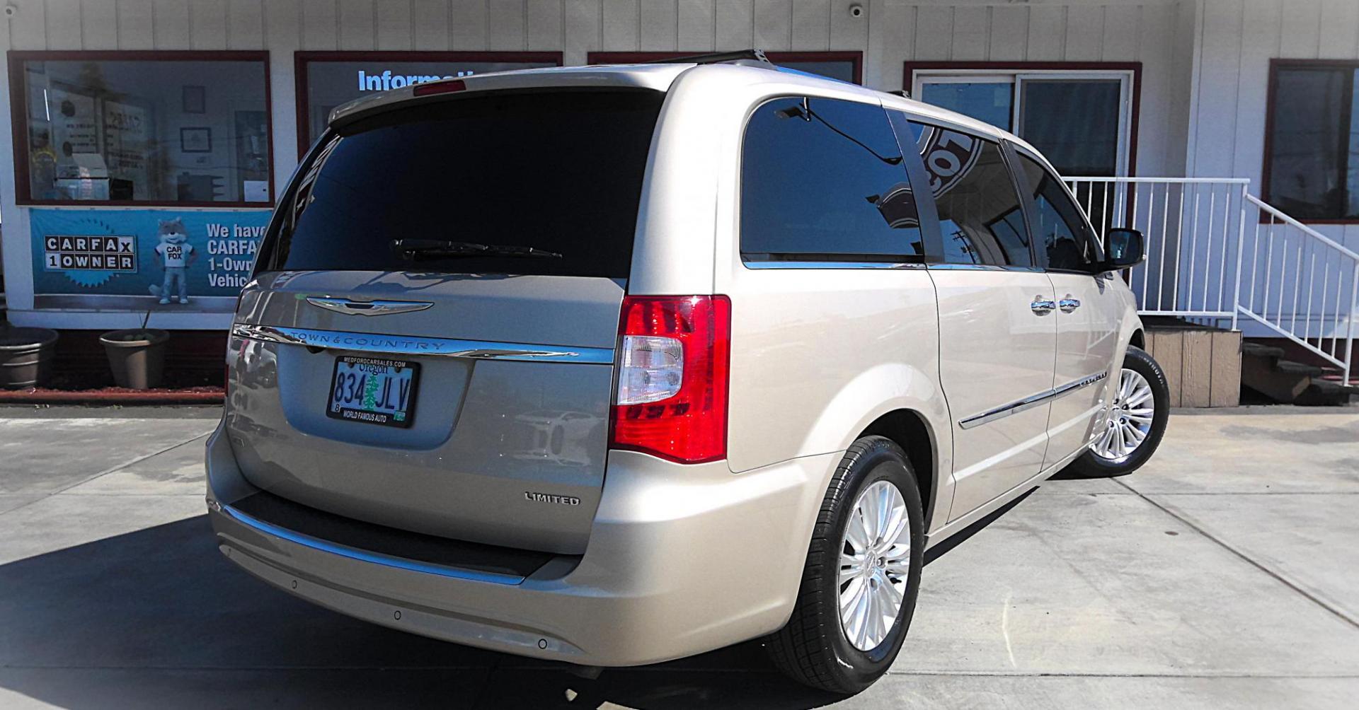 2014 GOLD Chrysler Town and Country Limited (2C4RC1GG5ER) with an 3.6L V6 DOHC 24V engine, 6-Speed Automatic transmission, located at 502 S. Riverside Avenue, Medford, OR, 97501, (541) 773-3136, 42.322803, -122.867477 - Photo#2
