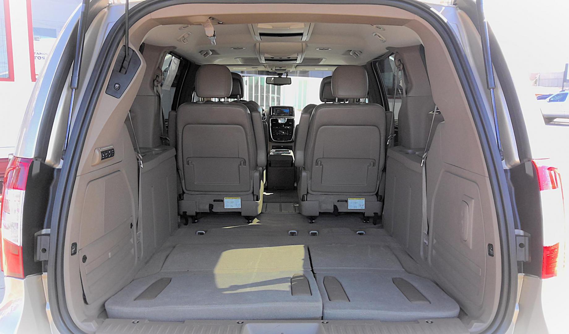 2014 GOLD Chrysler Town and Country Limited (2C4RC1GG5ER) with an 3.6L V6 DOHC 24V engine, 6-Speed Automatic transmission, located at 502 S. Riverside Avenue, Medford, OR, 97501, (541) 773-3136, 42.322803, -122.867477 - Photo#4