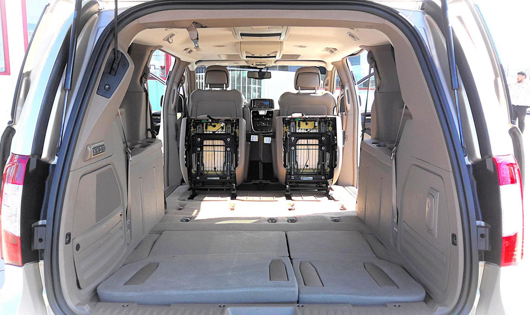 2014 GOLD Chrysler Town and Country Limited (2C4RC1GG5ER) with an 3.6L V6 DOHC 24V engine, 6-Speed Automatic transmission, located at 502 S. Riverside Avenue, Medford, OR, 97501, (541) 773-3136, 42.322803, -122.867477 - Photo#6