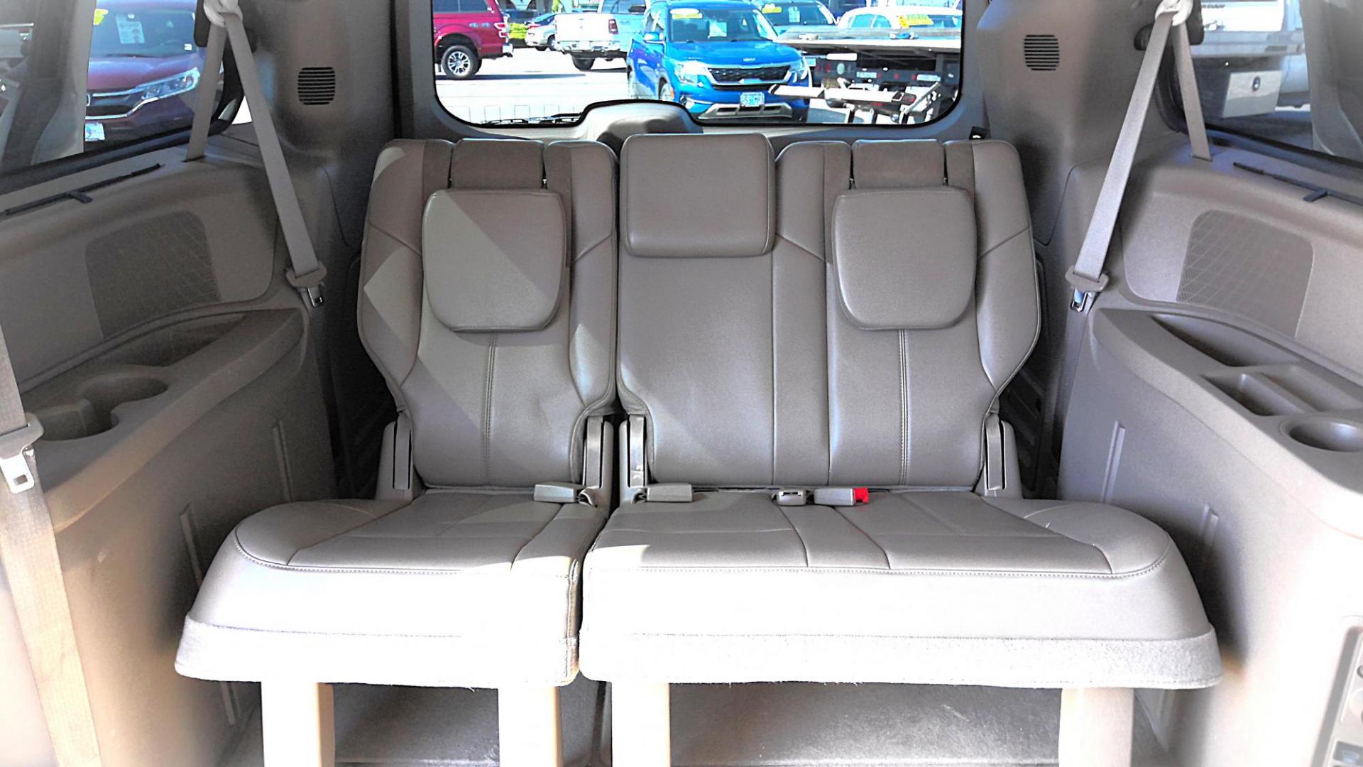 2014 GOLD Chrysler Town and Country Limited (2C4RC1GG5ER) with an 3.6L V6 DOHC 24V engine, 6-Speed Automatic transmission, located at 502 S. Riverside Avenue, Medford, OR, 97501, (541) 773-3136, 42.322803, -122.867477 - Photo#8