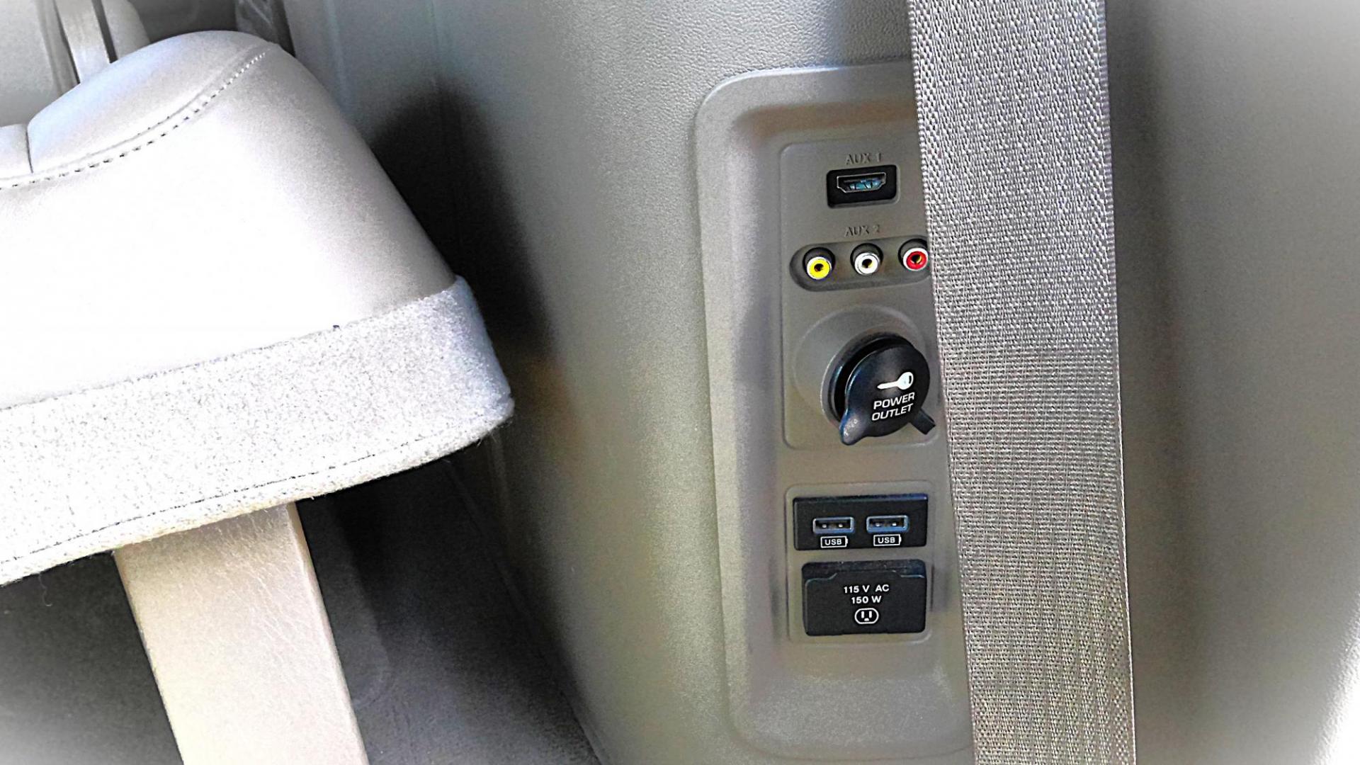 2014 GOLD Chrysler Town and Country Limited (2C4RC1GG5ER) with an 3.6L V6 DOHC 24V engine, 6-Speed Automatic transmission, located at 502 S. Riverside Avenue, Medford, OR, 97501, (541) 773-3136, 42.322803, -122.867477 - Photo#10