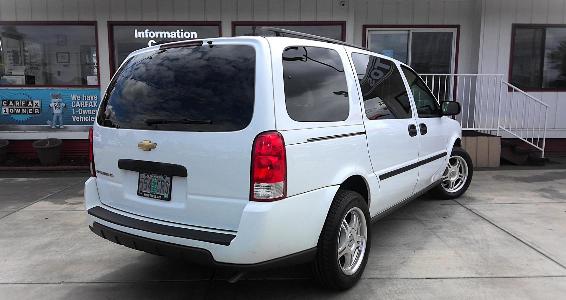 2006 WHITE Chevrolet Uplander EXT LS FWD 1LS (1GNDV23L66D) with an 3.5L V6 OHV 16V engine, 4-Speed Automatic Overdrive transmission, located at 502 S. Riverside Avenue, Medford, OR, 97501, (541) 773-3136, 42.322803, -122.867477 - Photo#2