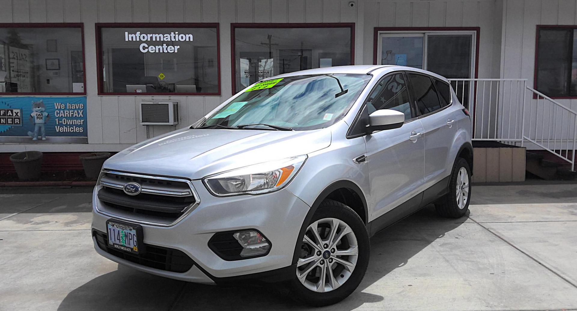 2017 SILVER Ford Escape SE 4WD (1FMCU9G9XHU) with an 2.0L L4 DOHC 16V engine, 6A transmission, located at 502 S. Riverside Avenue, Medford, OR, 97501, (541) 773-3136, 42.322803, -122.867477 - Photo#1