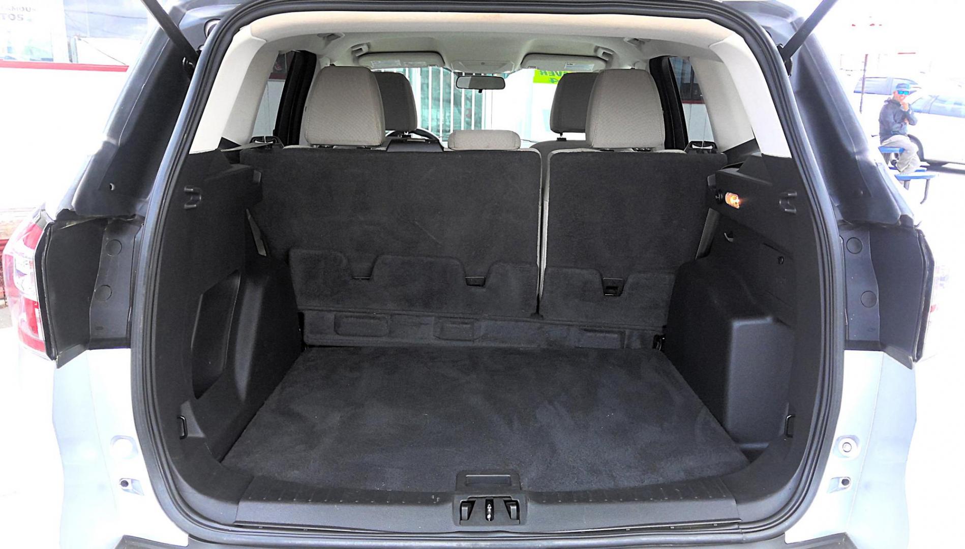 2017 SILVER Ford Escape SE 4WD (1FMCU9G9XHU) with an 2.0L L4 DOHC 16V engine, 6A transmission, located at 502 S. Riverside Avenue, Medford, OR, 97501, (541) 773-3136, 42.322803, -122.867477 - Photo#3