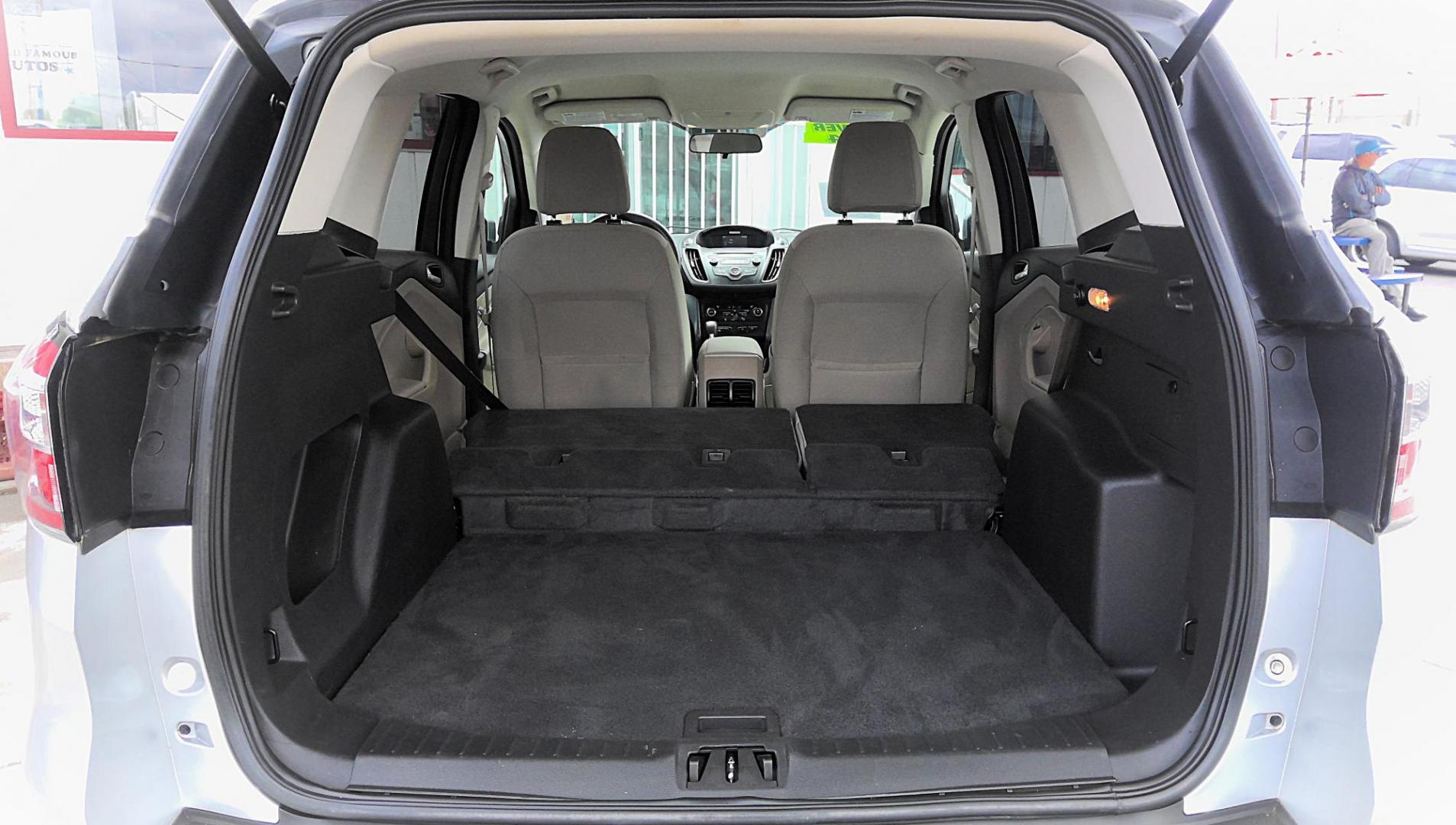 2017 SILVER Ford Escape SE 4WD (1FMCU9G9XHU) with an 2.0L L4 DOHC 16V engine, 6A transmission, located at 502 S. Riverside Avenue, Medford, OR, 97501, (541) 773-3136, 42.322803, -122.867477 - Photo#4