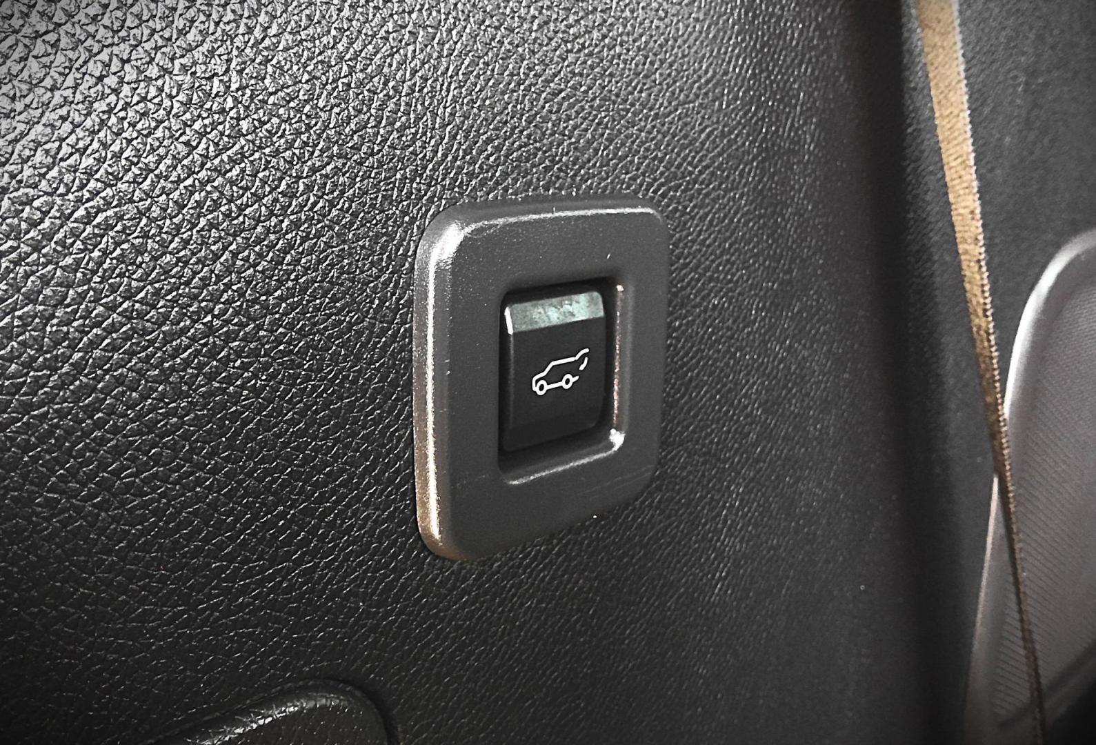 2007 BLACK Lincoln Navigator 4WD Luxury (5LMFU28507L) with an 5.4L V8 SOHC 24V engine, 6-Speed Automatic Overdrive transmission, located at 502 S. Riverside Avenue, Medford, OR, 97501, (541) 773-3136, 42.322803, -122.867477 - Photo#3