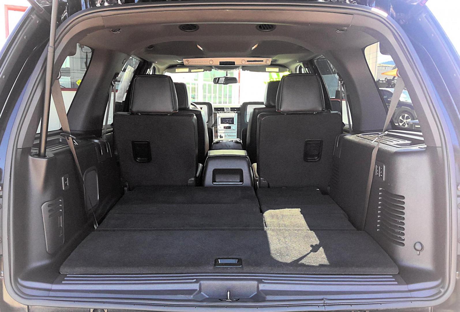 2007 BLACK Lincoln Navigator 4WD Luxury (5LMFU28507L) with an 5.4L V8 SOHC 24V engine, 6-Speed Automatic Overdrive transmission, located at 502 S. Riverside Avenue, Medford, OR, 97501, (541) 773-3136, 42.322803, -122.867477 - Photo#6