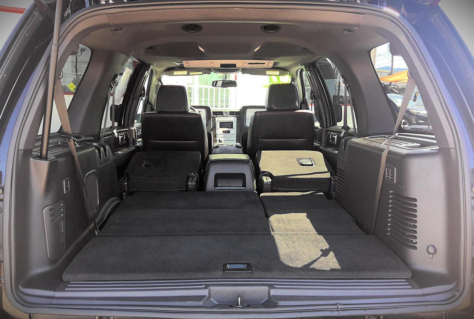 2007 BLACK Lincoln Navigator 4WD Luxury (5LMFU28507L) with an 5.4L V8 SOHC 24V engine, 6-Speed Automatic Overdrive transmission, located at 502 S. Riverside Avenue, Medford, OR, 97501, (541) 773-3136, 42.322803, -122.867477 - Photo#7