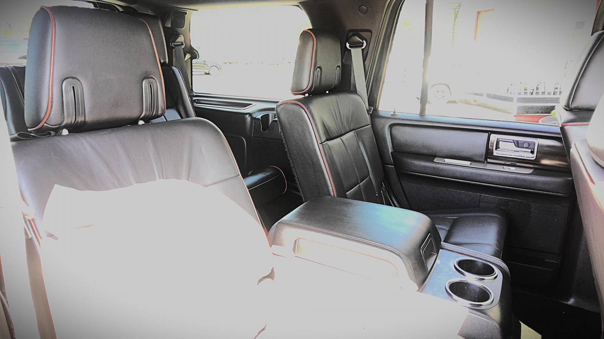 2007 BLACK Lincoln Navigator 4WD Luxury (5LMFU28507L) with an 5.4L V8 SOHC 24V engine, 6-Speed Automatic Overdrive transmission, located at 502 S. Riverside Avenue, Medford, OR, 97501, (541) 773-3136, 42.322803, -122.867477 - Photo#10