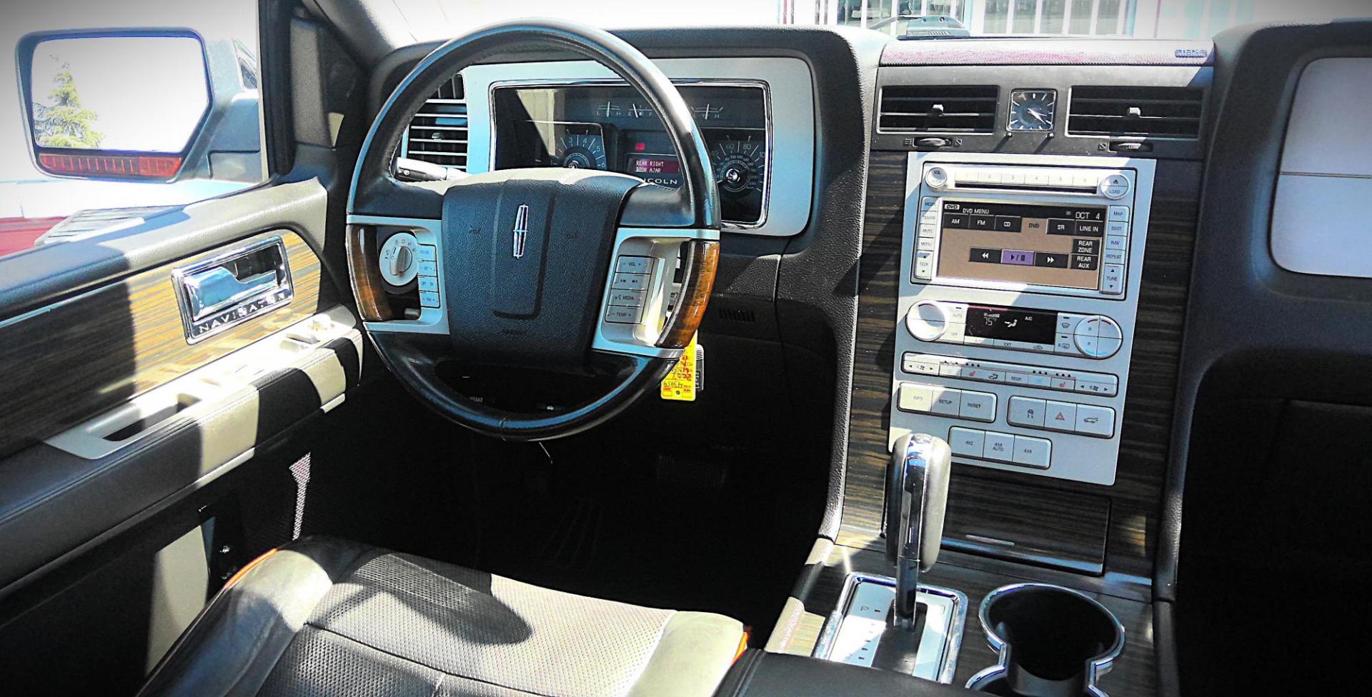 2007 BLACK Lincoln Navigator 4WD Luxury (5LMFU28507L) with an 5.4L V8 SOHC 24V engine, 6-Speed Automatic Overdrive transmission, located at 502 S. Riverside Avenue, Medford, OR, 97501, (541) 773-3136, 42.322803, -122.867477 - Photo#13