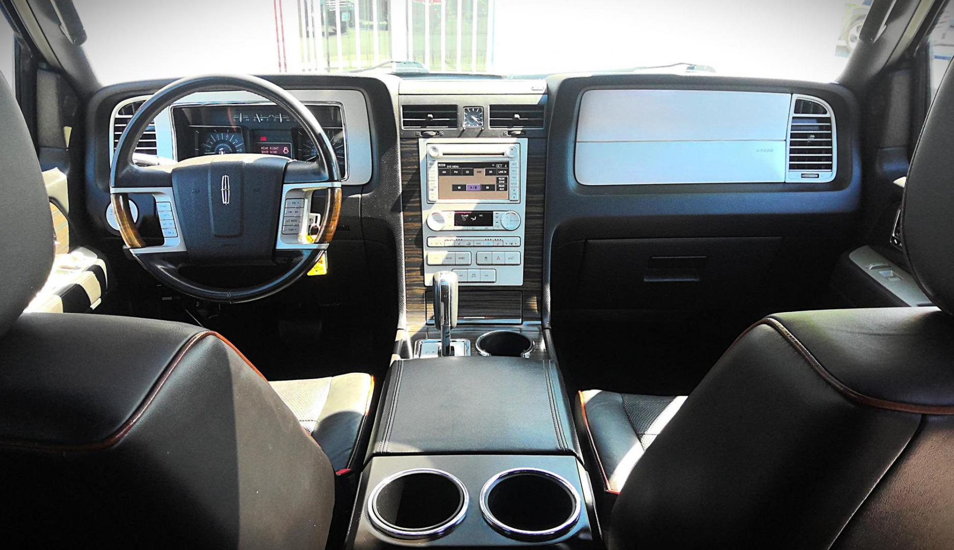 2007 BLACK Lincoln Navigator 4WD Luxury (5LMFU28507L) with an 5.4L V8 SOHC 24V engine, 6-Speed Automatic Overdrive transmission, located at 502 S. Riverside Avenue, Medford, OR, 97501, (541) 773-3136, 42.322803, -122.867477 - Photo#14