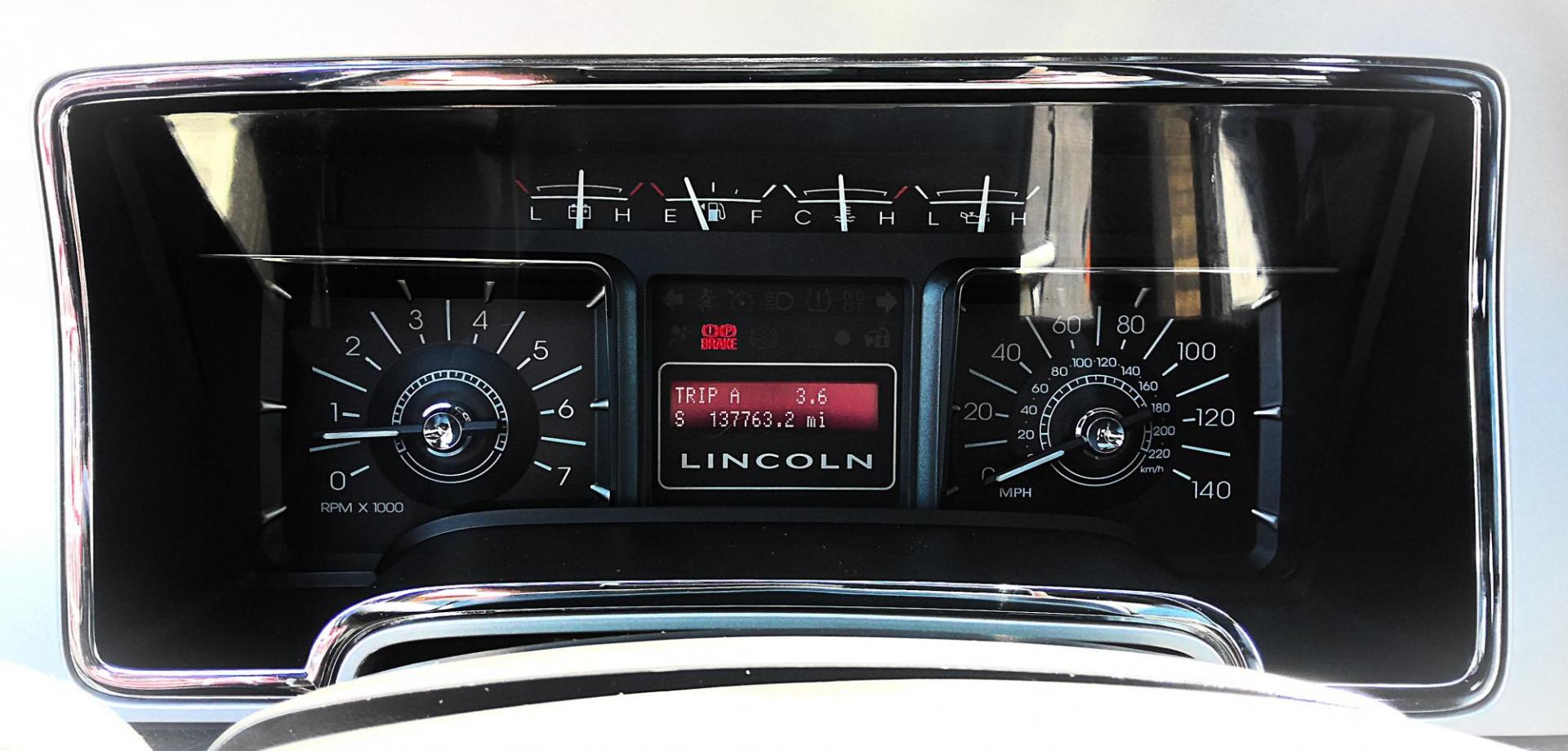 2007 BLACK Lincoln Navigator 4WD Luxury (5LMFU28507L) with an 5.4L V8 SOHC 24V engine, 6-Speed Automatic Overdrive transmission, located at 502 S. Riverside Avenue, Medford, OR, 97501, (541) 773-3136, 42.322803, -122.867477 - Photo#15