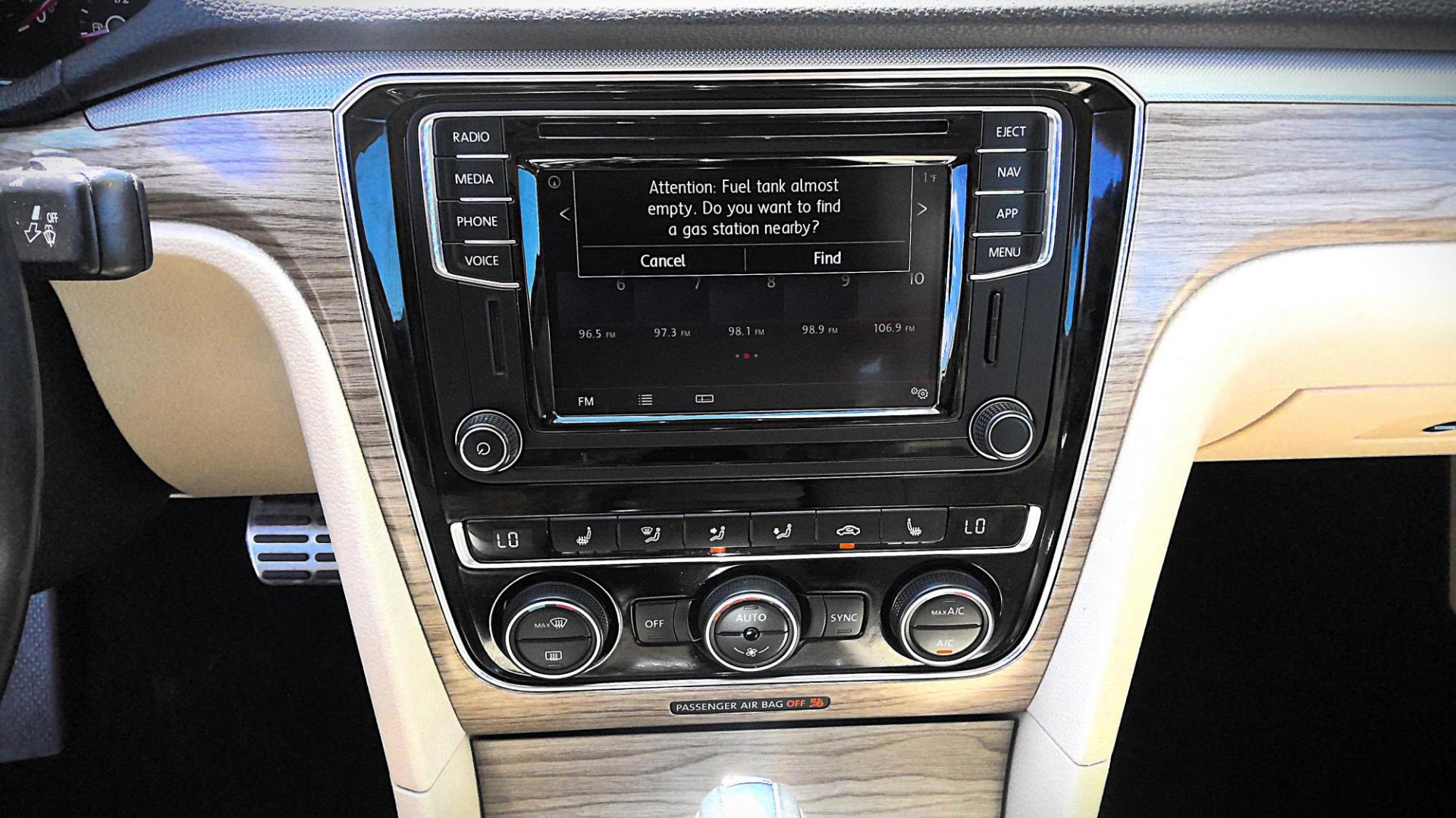 2018 RED Volkswagen Passat SEL Premium (1VWCA7A35JC) with an 2.0L L4 DOHC 16V engine, 6A transmission, located at 502 S. Riverside Avenue, Medford, OR, 97501, (541) 773-3136, 42.322803, -122.867477 - Photo#8