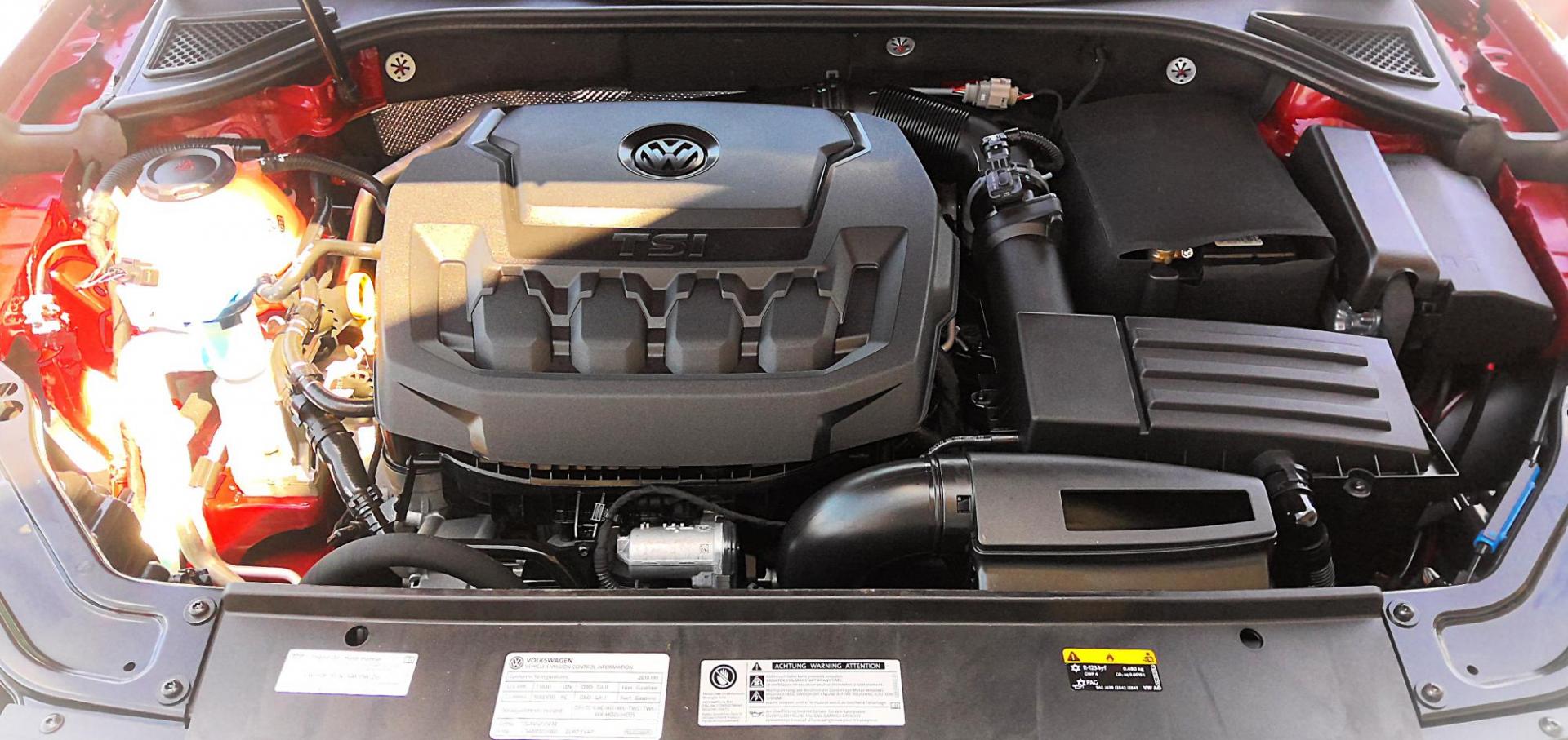 2018 RED Volkswagen Passat SEL Premium (1VWCA7A35JC) with an 2.0L L4 DOHC 16V engine, 6A transmission, located at 502 S. Riverside Avenue, Medford, OR, 97501, (541) 773-3136, 42.322803, -122.867477 - Photo#14
