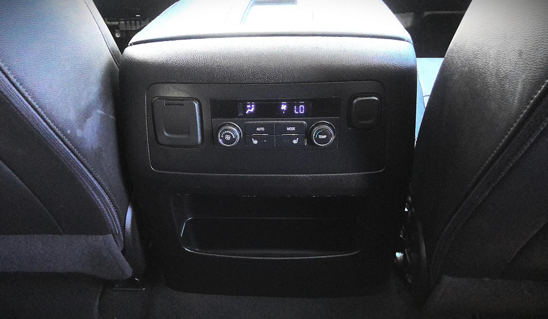 2020 WHITE GMC Yukon SLT 4WD (1GKS2BKC8LR) with an 5.3L V8 OHV 16V FFV engine, 6A transmission, located at 502 S. Riverside Avenue, Medford, OR, 97501, (541) 773-3136, 42.322803, -122.867477 - Photo#9