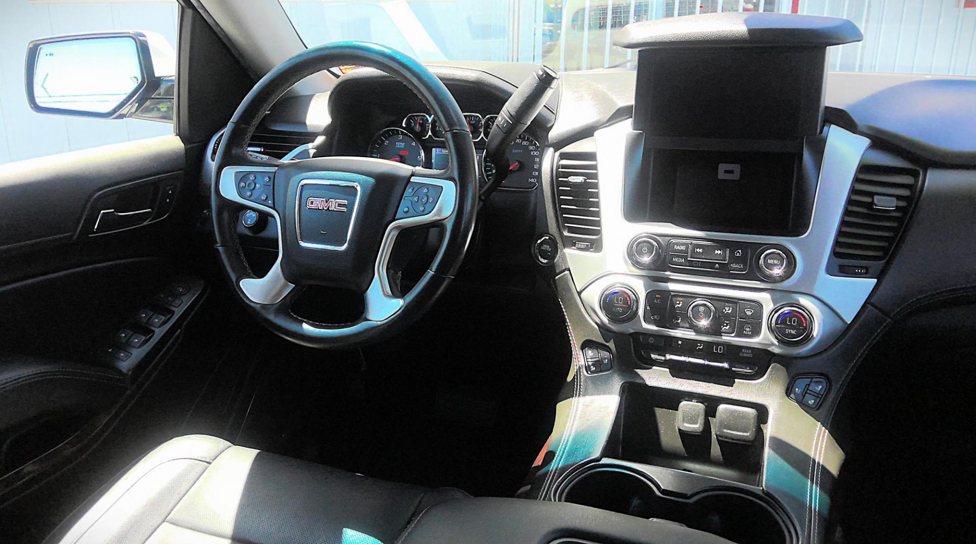 2020 WHITE GMC Yukon SLT 4WD (1GKS2BKC8LR) with an 5.3L V8 OHV 16V FFV engine, 6A transmission, located at 502 S. Riverside Avenue, Medford, OR, 97501, (541) 773-3136, 42.322803, -122.867477 - Photo#11