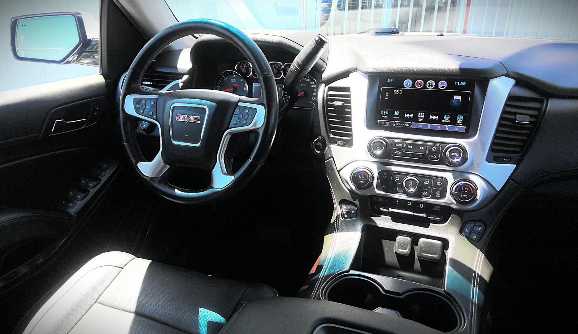 2020 WHITE GMC Yukon SLT 4WD (1GKS2BKC8LR) with an 5.3L V8 OHV 16V FFV engine, 6A transmission, located at 502 S. Riverside Avenue, Medford, OR, 97501, (541) 773-3136, 42.322803, -122.867477 - Photo#12