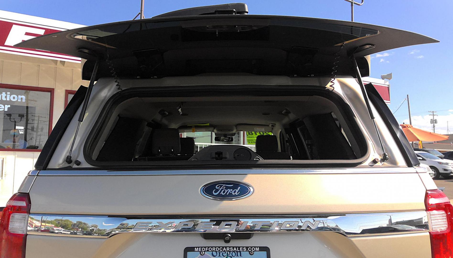 2018 GOLD Ford Expedition XLT 4WD (1FMJU1JT2JE) with an 3.5L V6 DOHC 24V FFV engine, 6A transmission, located at 502 S. Riverside Avenue, Medford, OR, 97501, (541) 773-3136, 42.322803, -122.867477 - Photo#3