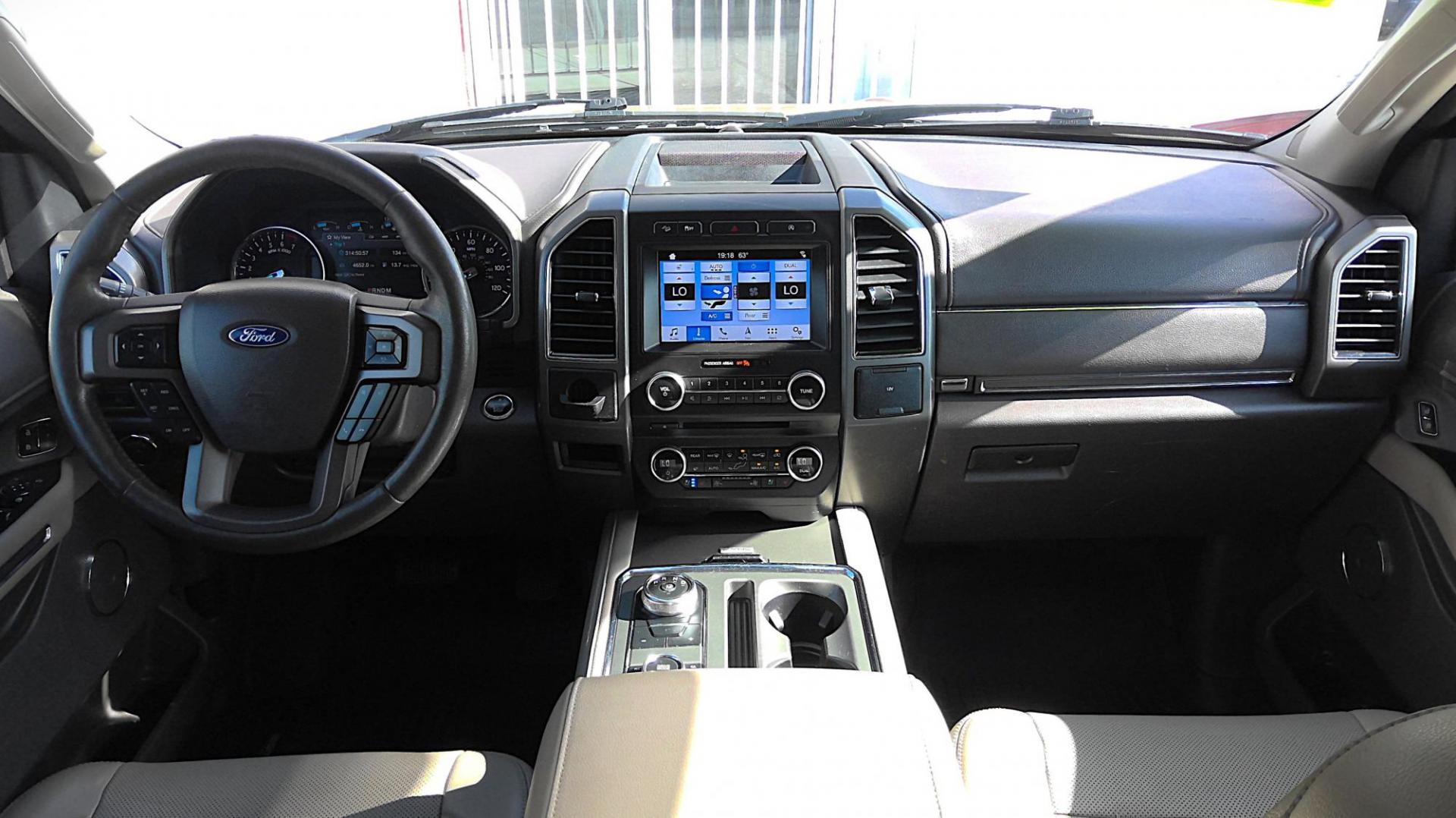 2018 GOLD Ford Expedition XLT 4WD (1FMJU1JT2JE) with an 3.5L V6 DOHC 24V FFV engine, 6A transmission, located at 502 S. Riverside Avenue, Medford, OR, 97501, (541) 773-3136, 42.322803, -122.867477 - Photo#13