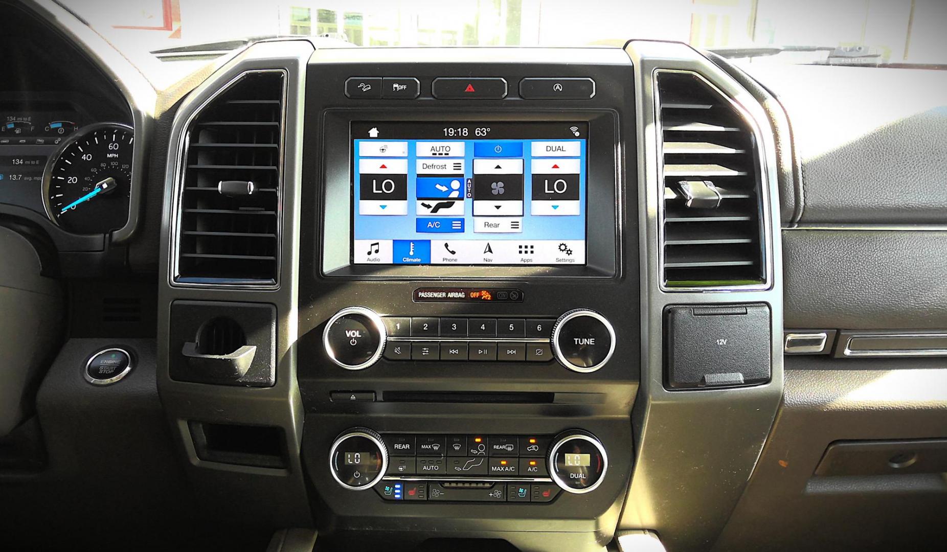 2018 GOLD Ford Expedition XLT 4WD (1FMJU1JT2JE) with an 3.5L V6 DOHC 24V FFV engine, 6A transmission, located at 502 S. Riverside Avenue, Medford, OR, 97501, (541) 773-3136, 42.322803, -122.867477 - Photo#14