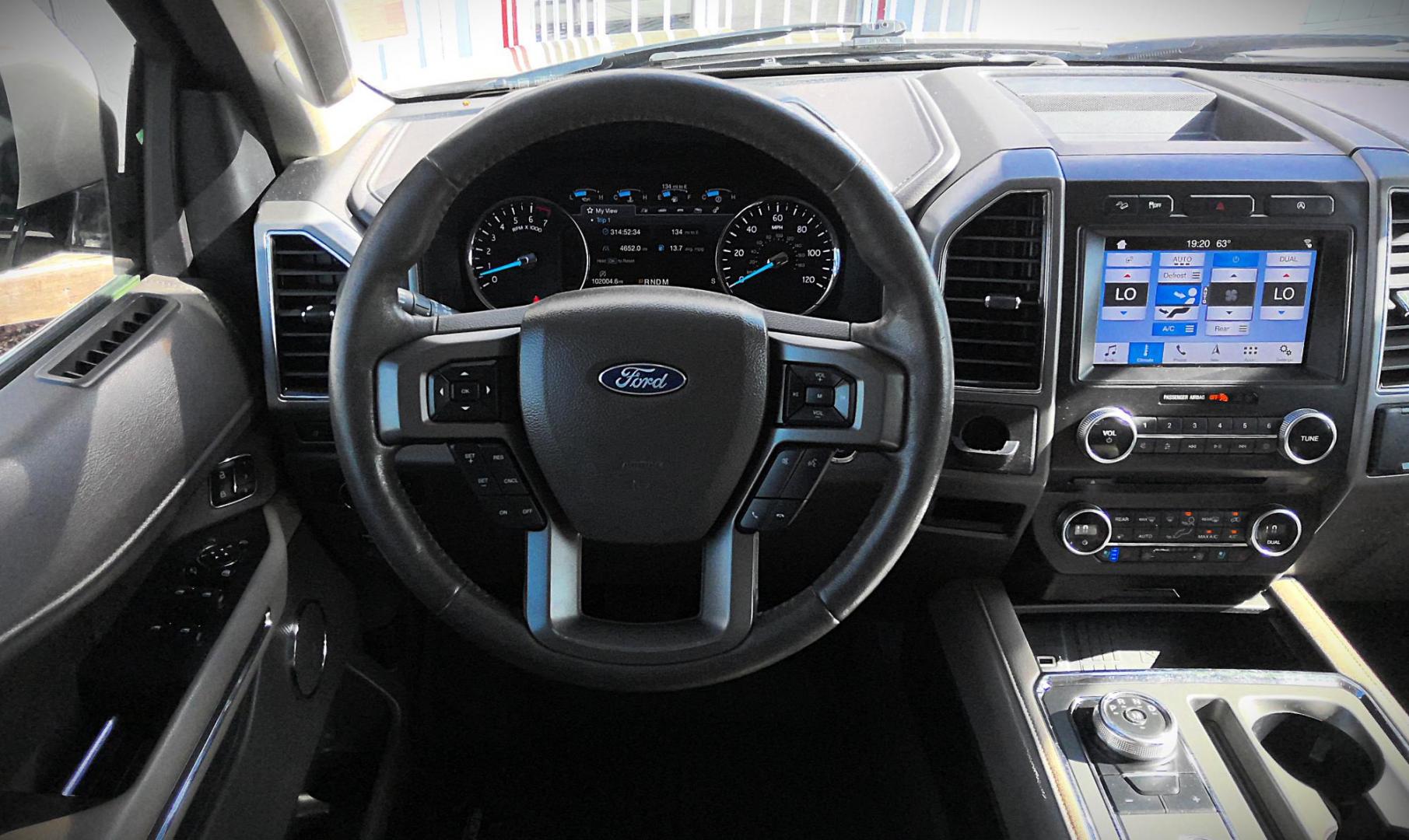 2018 GOLD Ford Expedition XLT 4WD (1FMJU1JT2JE) with an 3.5L V6 DOHC 24V FFV engine, 6A transmission, located at 502 S. Riverside Avenue, Medford, OR, 97501, (541) 773-3136, 42.322803, -122.867477 - Photo#17