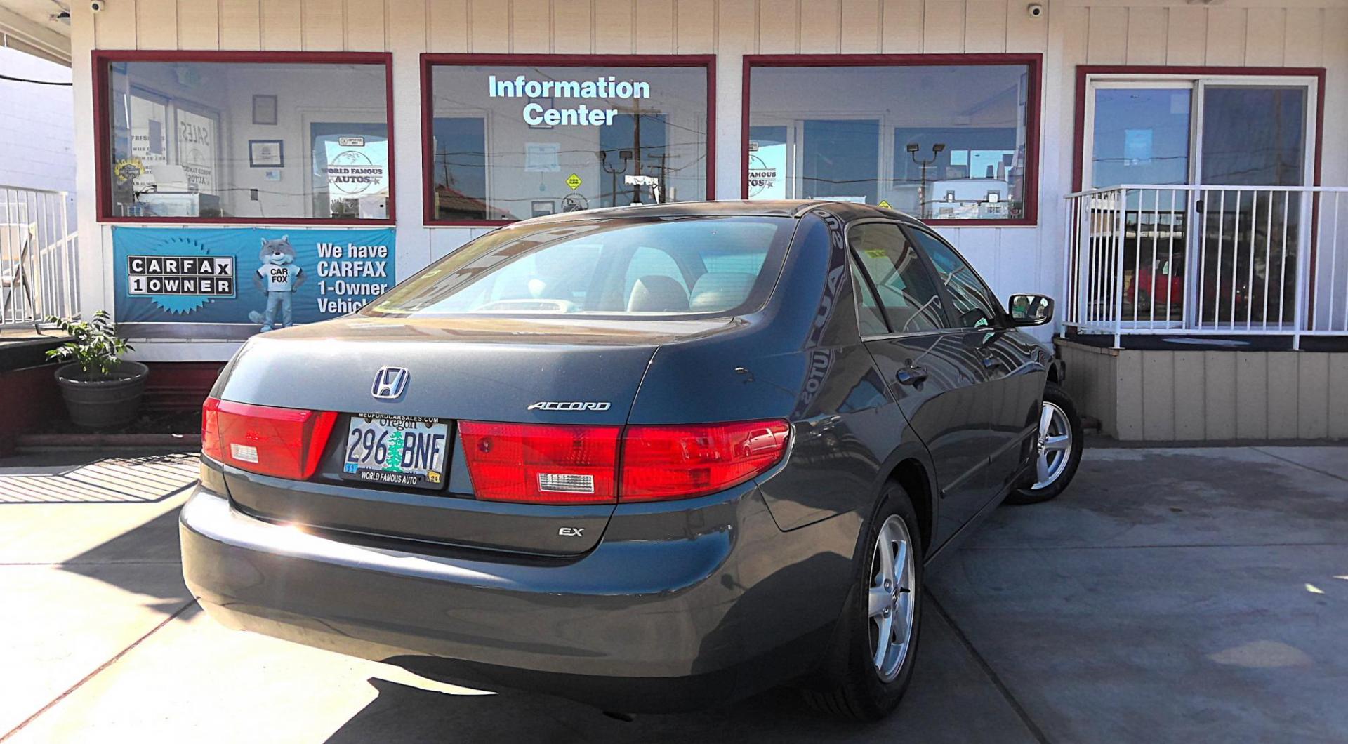 2005 GRAY Honda Accord EX Sedan AT (JHMCM56735C) with an 2.4L L4 DOHC 16V engine, 5-Speed Automatic transmission, located at 502 S. Riverside Avenue, Medford, OR, 97501, (541) 773-3136, 42.322803, -122.867477 - Photo#2