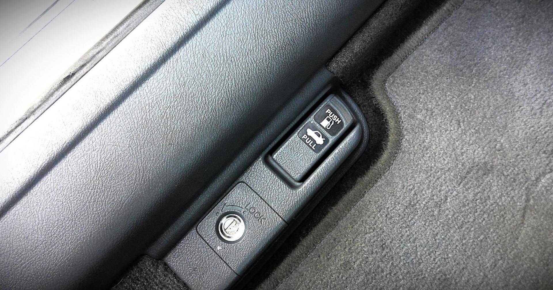 2005 GRAY Honda Accord EX Sedan AT (JHMCM56735C) with an 2.4L L4 DOHC 16V engine, 5-Speed Automatic transmission, located at 502 S. Riverside Avenue, Medford, OR, 97501, (541) 773-3136, 42.322803, -122.867477 - Photo#10