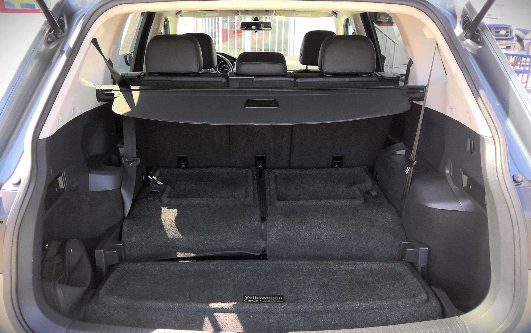 2019 GRAY Volkswagen Tiguan SE (3VV3B7AXXKM) with an 2.0L L4 DOHC 16V TURBO engine, 8A transmission, located at 502 S. Riverside Avenue, Medford, OR, 97501, (541) 773-3136, 42.322803, -122.867477 - Photo#4