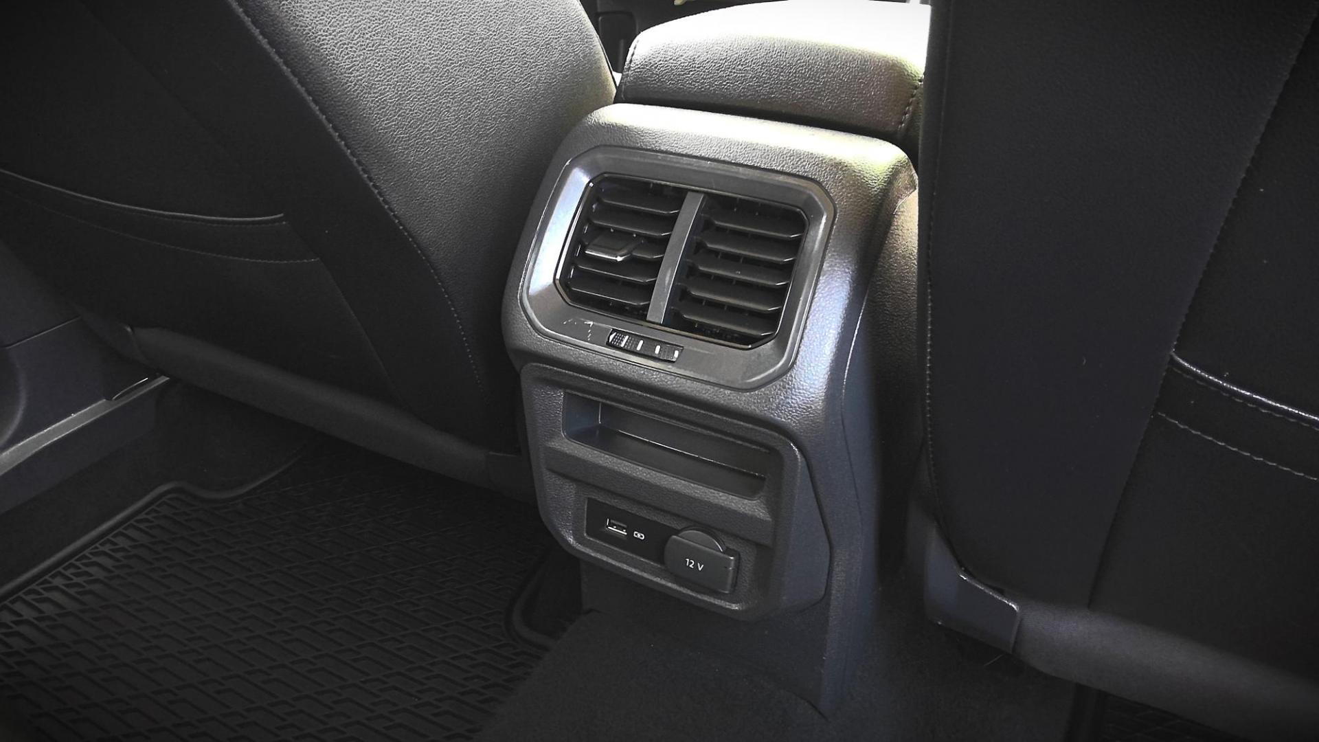 2019 GRAY Volkswagen Tiguan SE (3VV3B7AXXKM) with an 2.0L L4 DOHC 16V TURBO engine, 8A transmission, located at 502 S. Riverside Avenue, Medford, OR, 97501, (541) 773-3136, 42.322803, -122.867477 - Photo#8