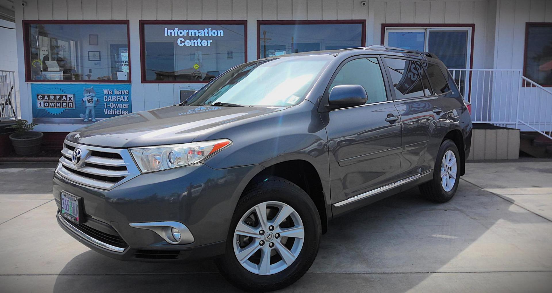 2012 GRAY Toyota Highlander Base 4WD (5TDBK3EH5CS) with an 3.5L V6 DOHC 24V engine, 5-Speed Automatic transmission, located at 502 S. Riverside Avenue, Medford, OR, 97501, (541) 773-3136, 42.322803, -122.867477 - Photo#1