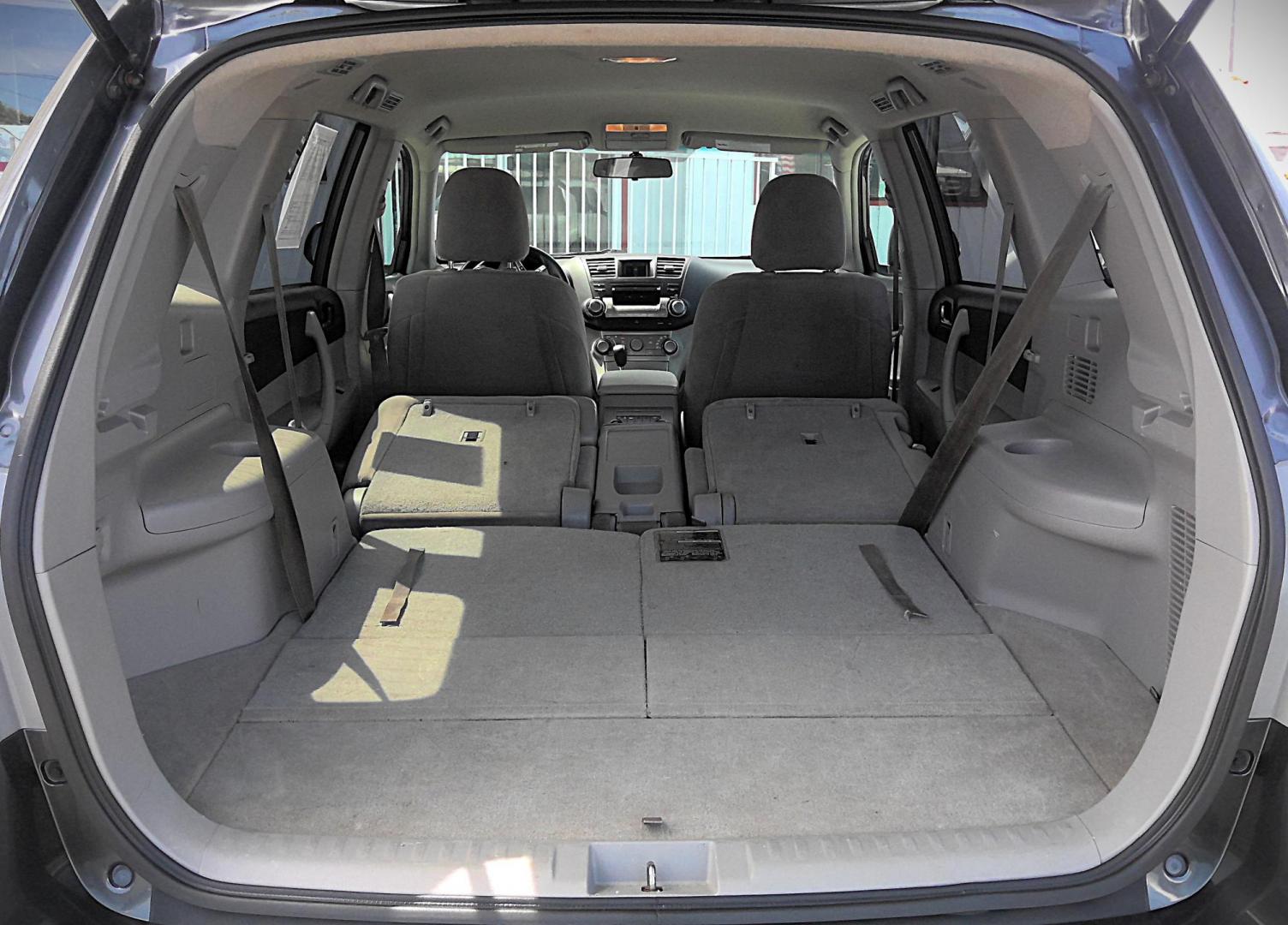 2012 GRAY Toyota Highlander Base 4WD (5TDBK3EH5CS) with an 3.5L V6 DOHC 24V engine, 5-Speed Automatic transmission, located at 502 S. Riverside Avenue, Medford, OR, 97501, (541) 773-3136, 42.322803, -122.867477 - Photo#6