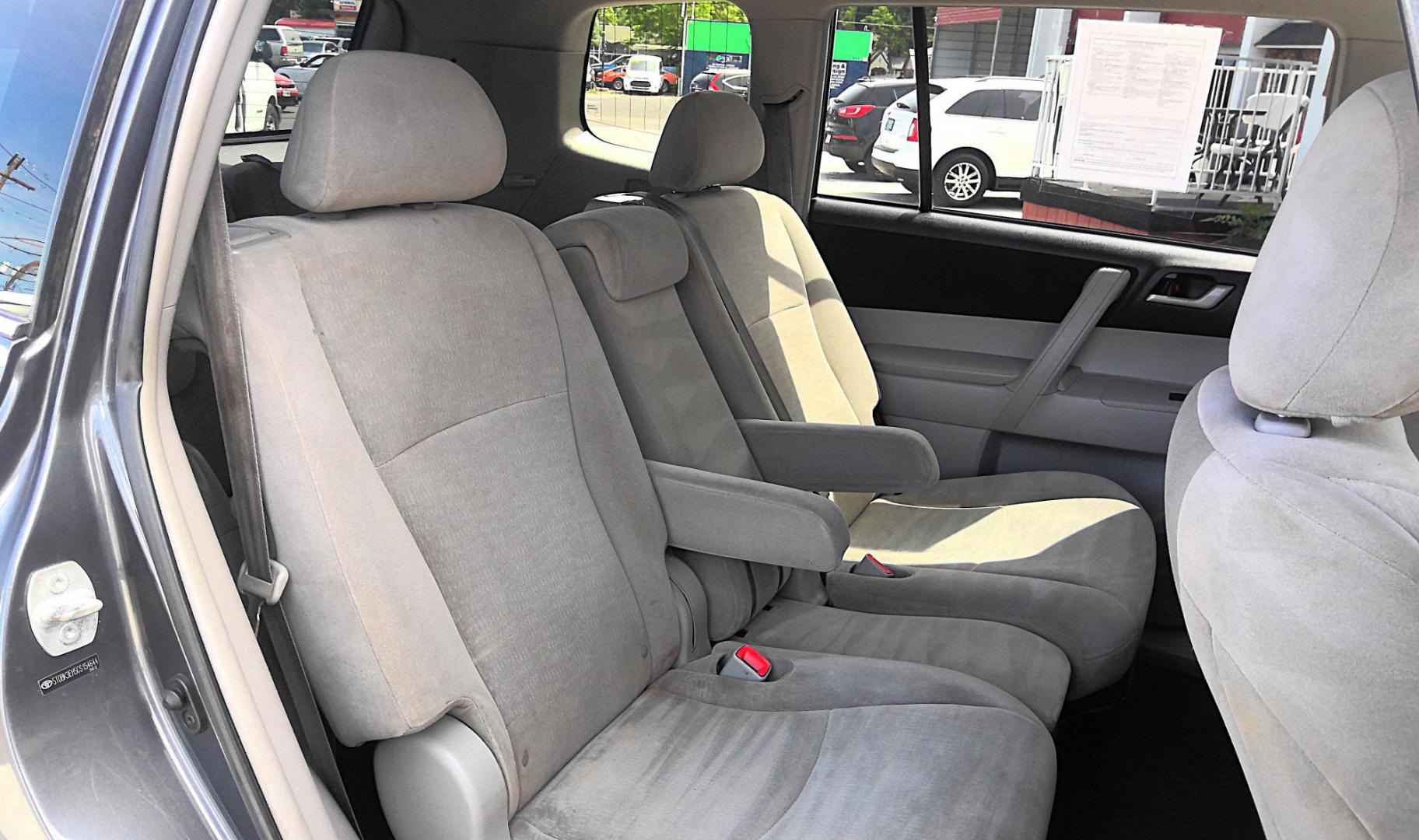 2012 GRAY Toyota Highlander Base 4WD (5TDBK3EH5CS) with an 3.5L V6 DOHC 24V engine, 5-Speed Automatic transmission, located at 502 S. Riverside Avenue, Medford, OR, 97501, (541) 773-3136, 42.322803, -122.867477 - Photo#9
