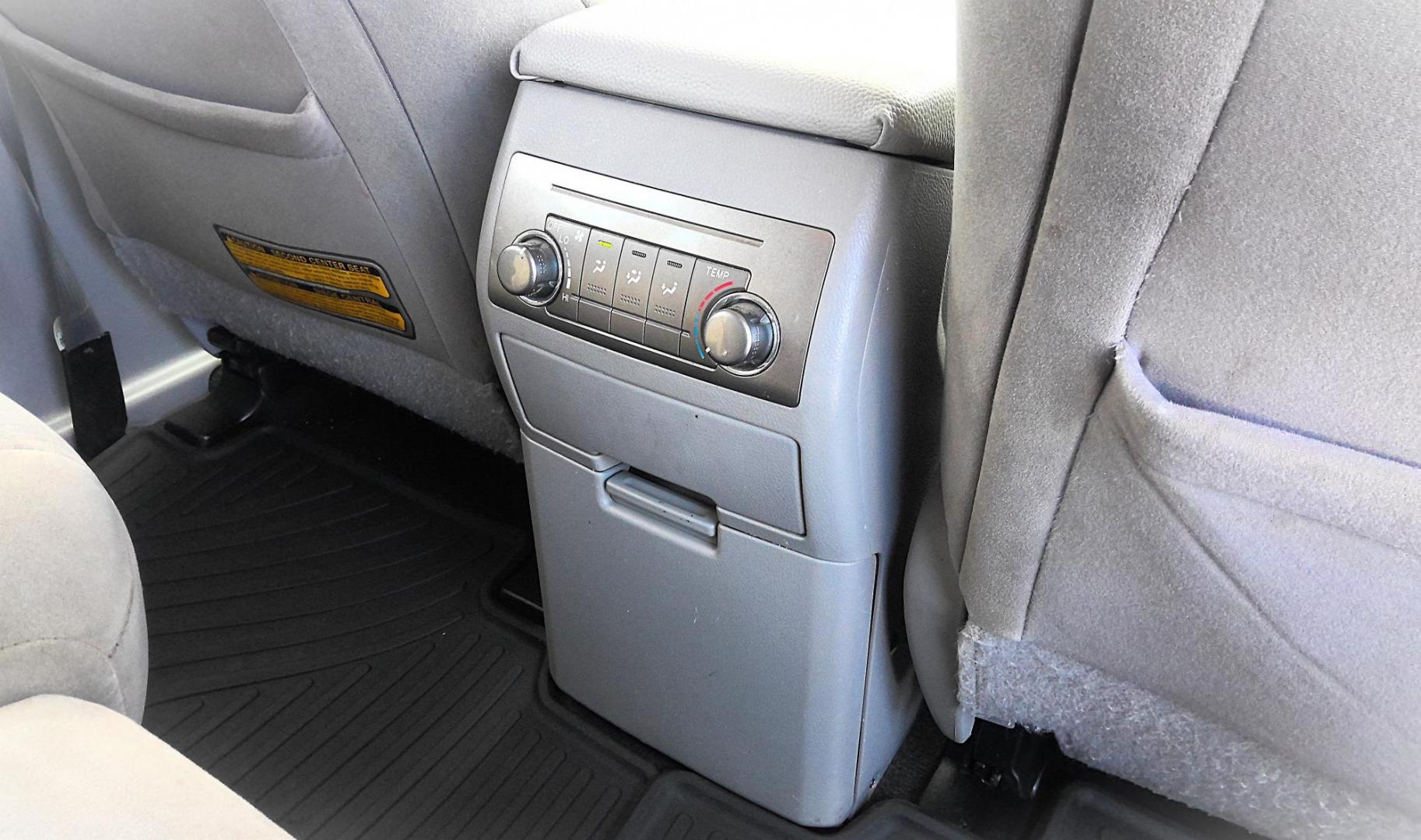 2012 GRAY Toyota Highlander Base 4WD (5TDBK3EH5CS) with an 3.5L V6 DOHC 24V engine, 5-Speed Automatic transmission, located at 502 S. Riverside Avenue, Medford, OR, 97501, (541) 773-3136, 42.322803, -122.867477 - Photo#10