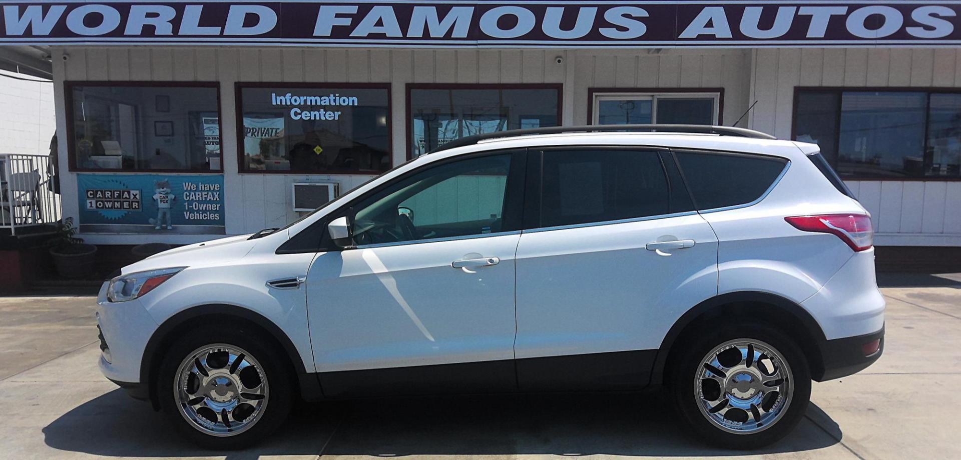2015 WHITE Ford Escape SE 4WD (1FMCU9G92FU) with an 2.0L L4 DOHC 16V engine, 6-Speed Automatic transmission, located at 502 S. Riverside Avenue, Medford, OR, 97501, (541) 773-3136, 42.322803, -122.867477 - Photo#0