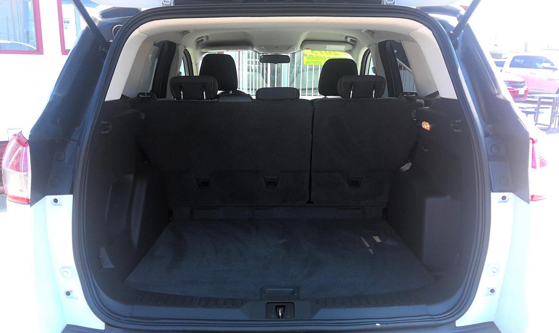 2015 WHITE Ford Escape SE 4WD (1FMCU9G92FU) with an 2.0L L4 DOHC 16V engine, 6-Speed Automatic transmission, located at 502 S. Riverside Avenue, Medford, OR, 97501, (541) 773-3136, 42.322803, -122.867477 - Photo#3