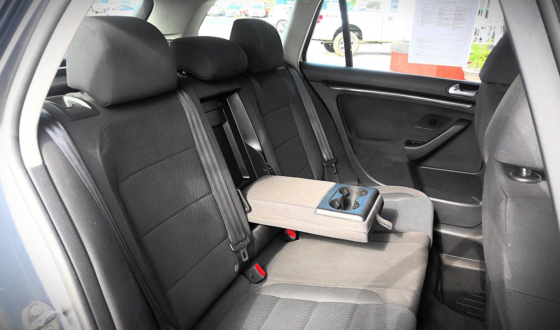2012 GRAY Volkswagen Jetta SportWagen 2.5L SE PZEV (3VWPP7AJ7CM) with an 2.5L L5 DOHC 20V engine, 6-Speed Automatic transmission, located at 502 S. Riverside Avenue, Medford, OR, 97501, (541) 773-3136, 42.322803, -122.867477 - Photo#5